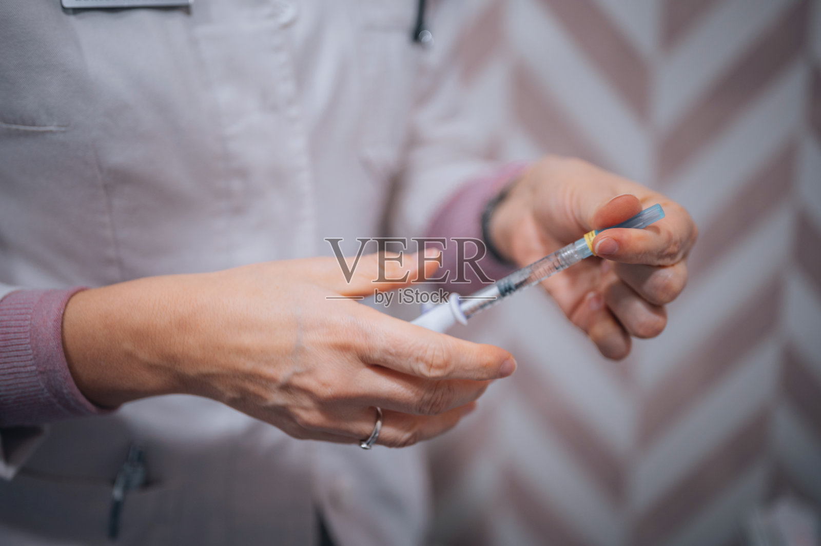 医生拿着注射溶液的注射器照片摄影图片