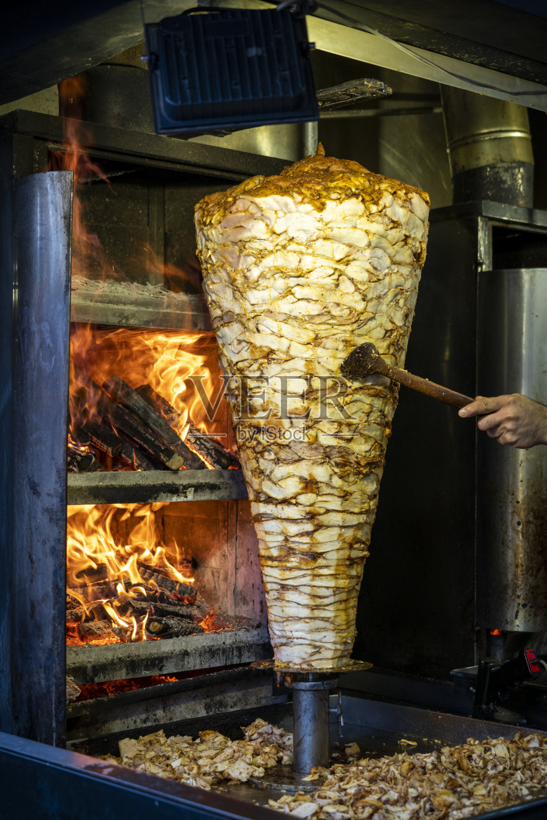 一个土耳其风格的大鸡肉烤炉照片摄影图片