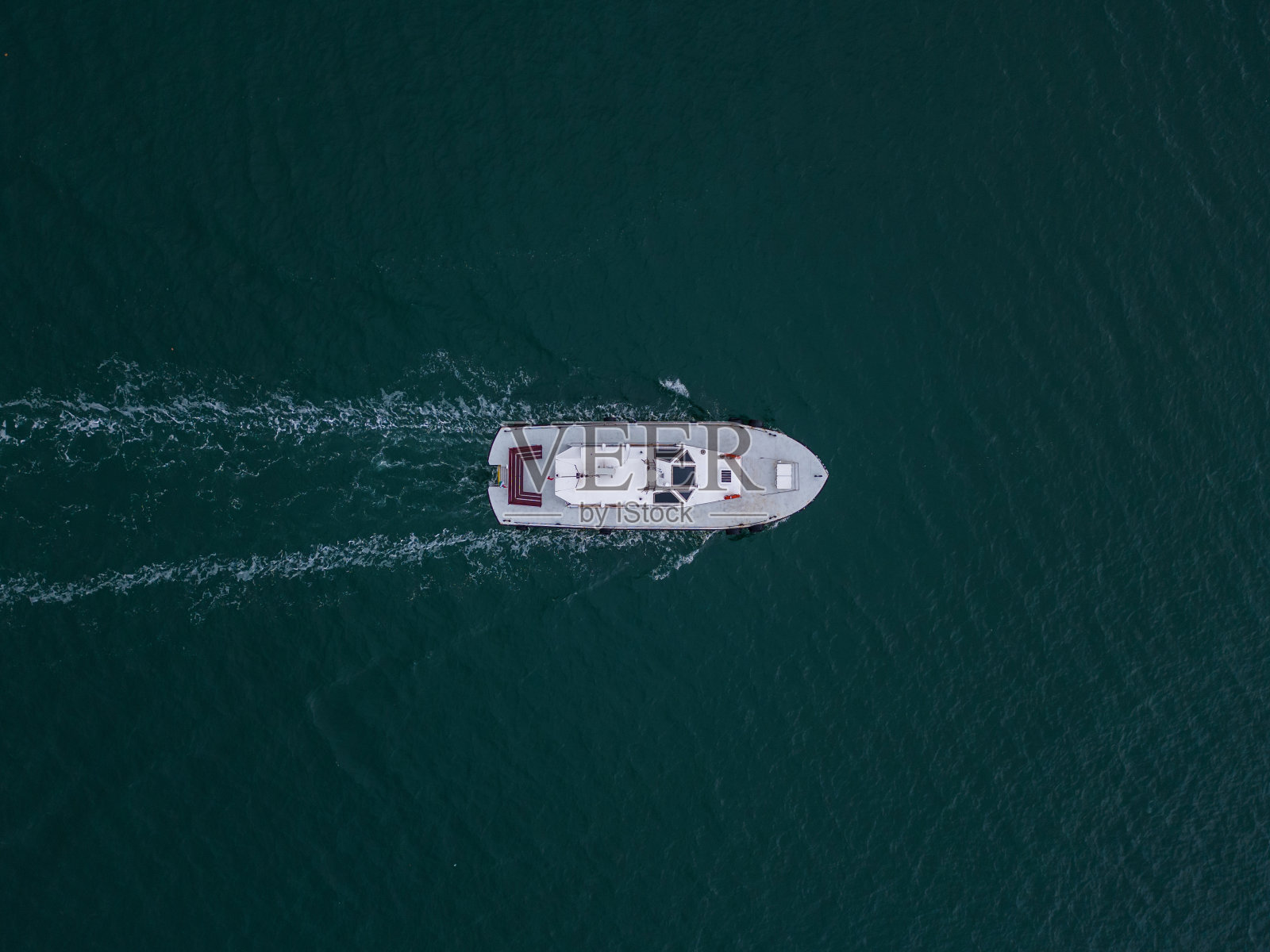 无人机拍摄的工业拖船在深海协助船只照片摄影图片