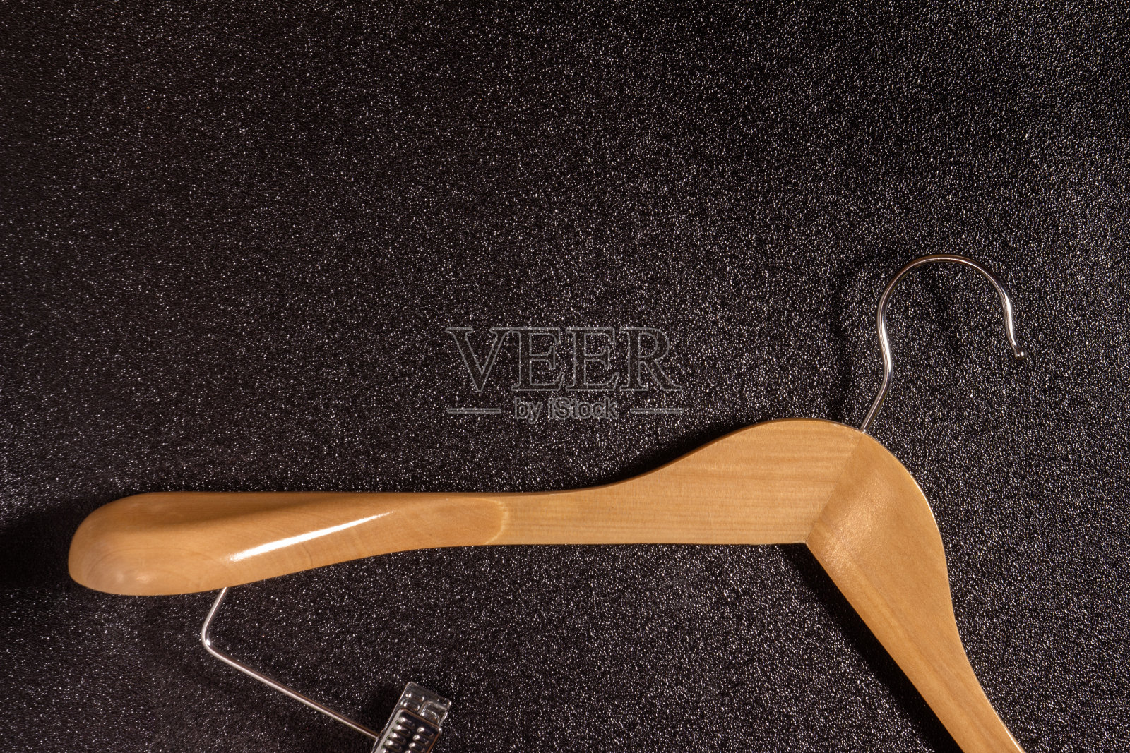 浅木衣架上有黑色斑点的背景照片摄影图片