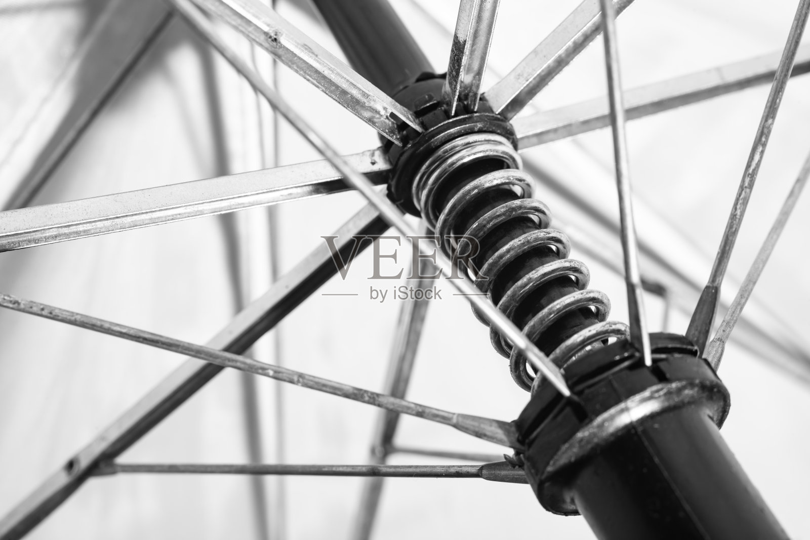 在一个打开的白色伞机构里面照片摄影图片