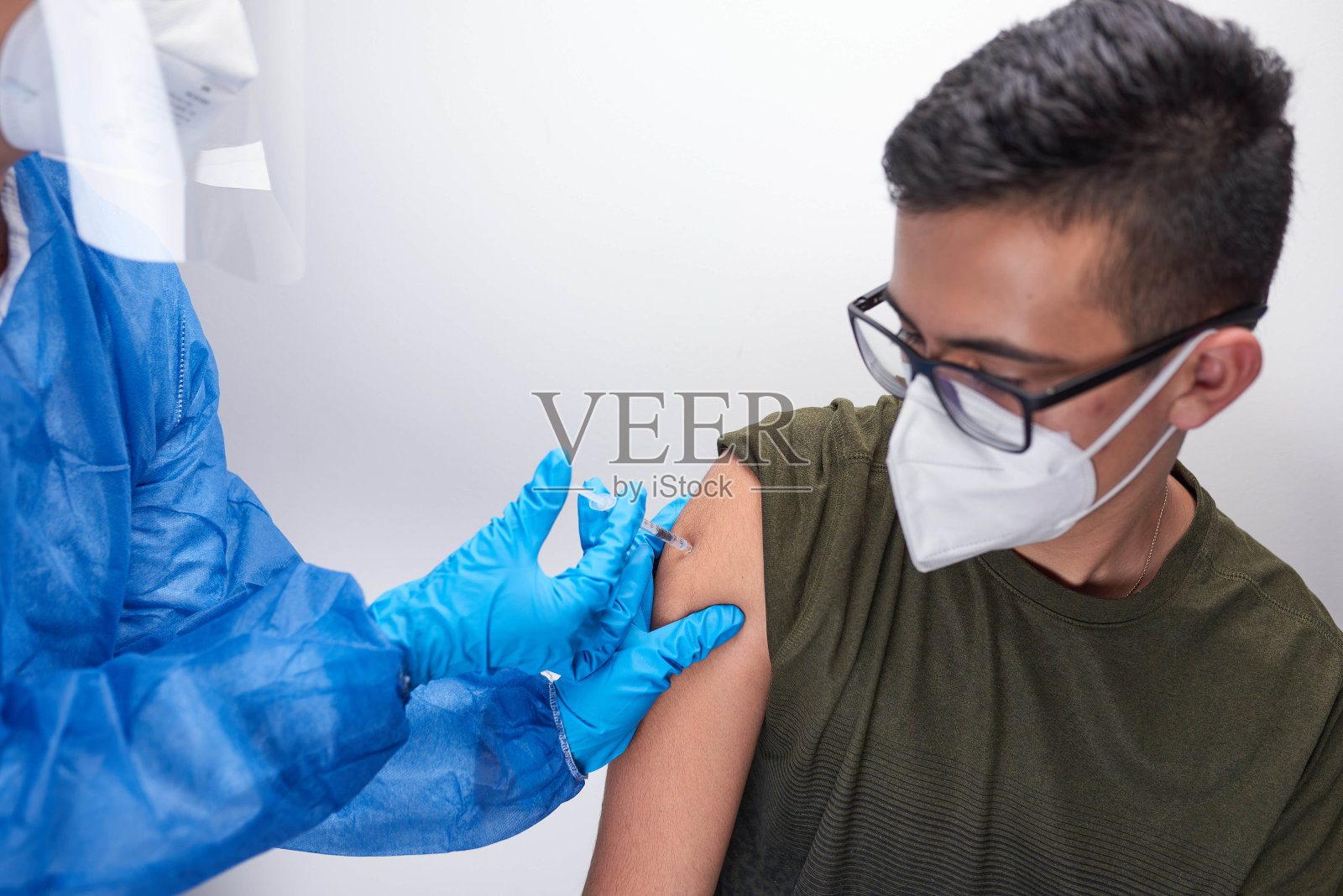 哥伦比亚一名年轻男子正在接种COVID-19疫苗照片摄影图片