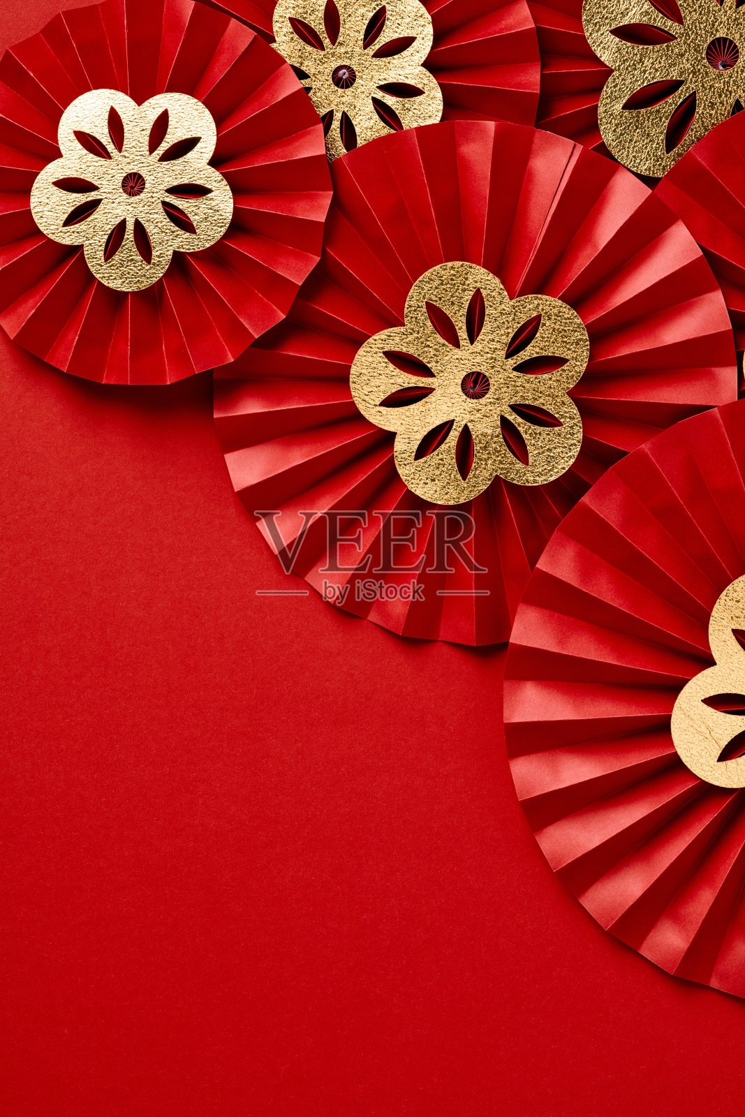 2023年春节快乐横幅设计。红底色金色花朵的红纸扇。照片摄影图片