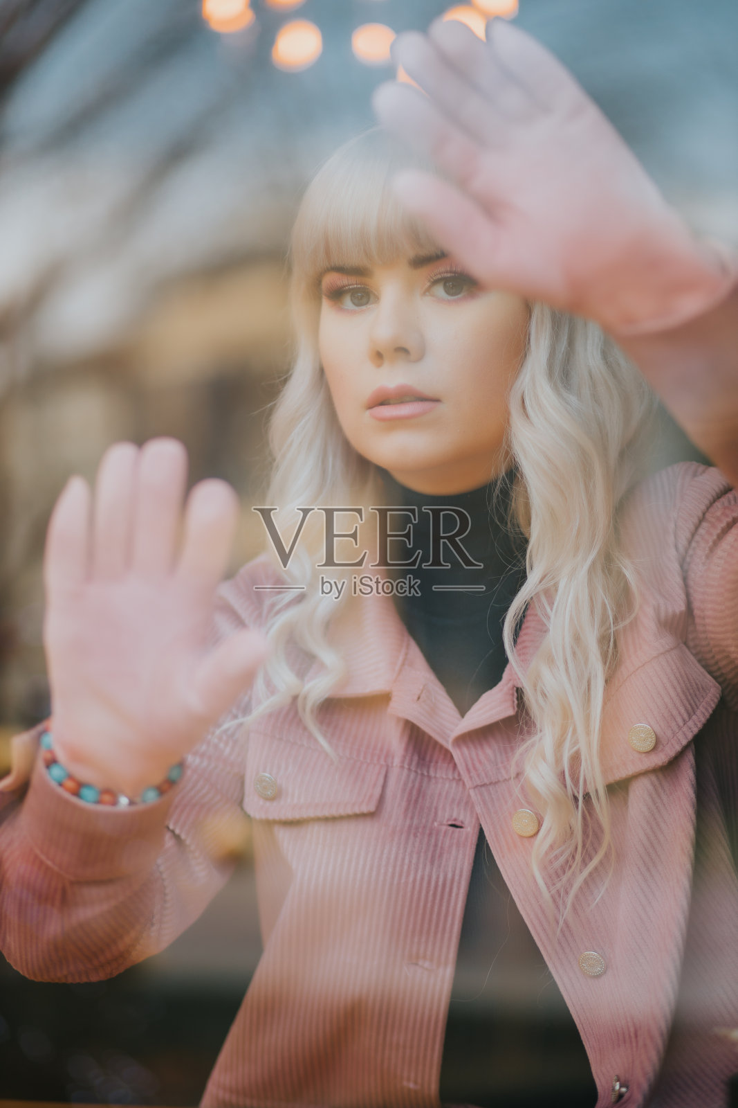 玻璃后面的漂亮白人女孩照片摄影图片