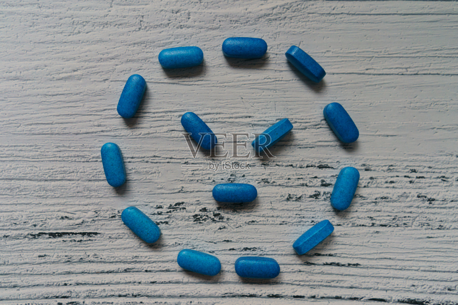 生气的笑脸，是人类情感的概念。照片摄影图片