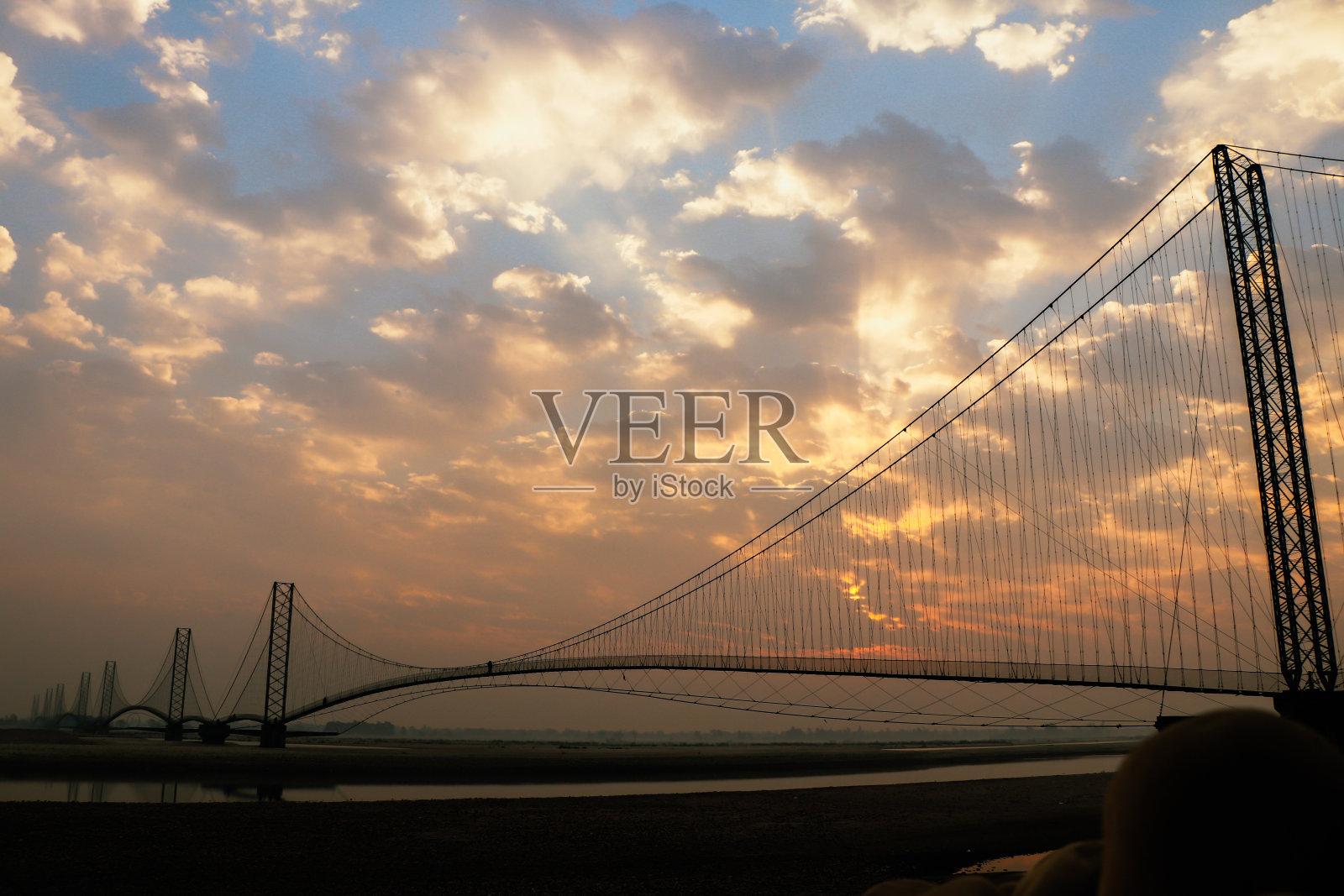 尼泊尔Mahendranagar的Mahakali河中的Dodhara Chadani桥照片摄影图片