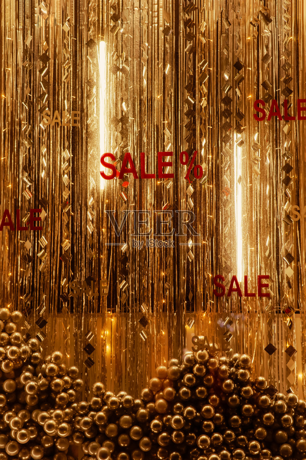 节日圣诞装饰的橱窗与黄金装饰和销售字母照片摄影图片