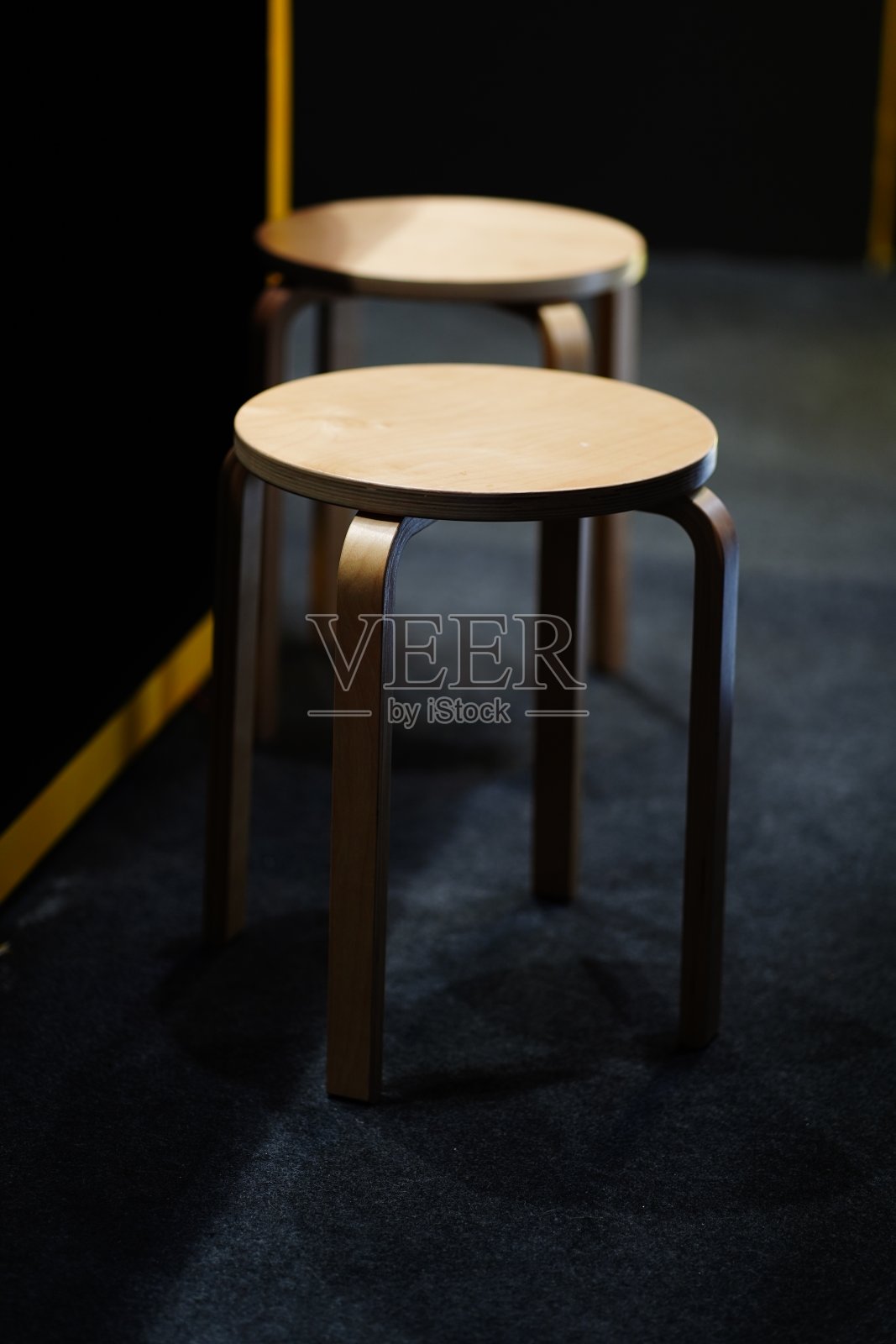 两个凳子的特写照片摄影图片