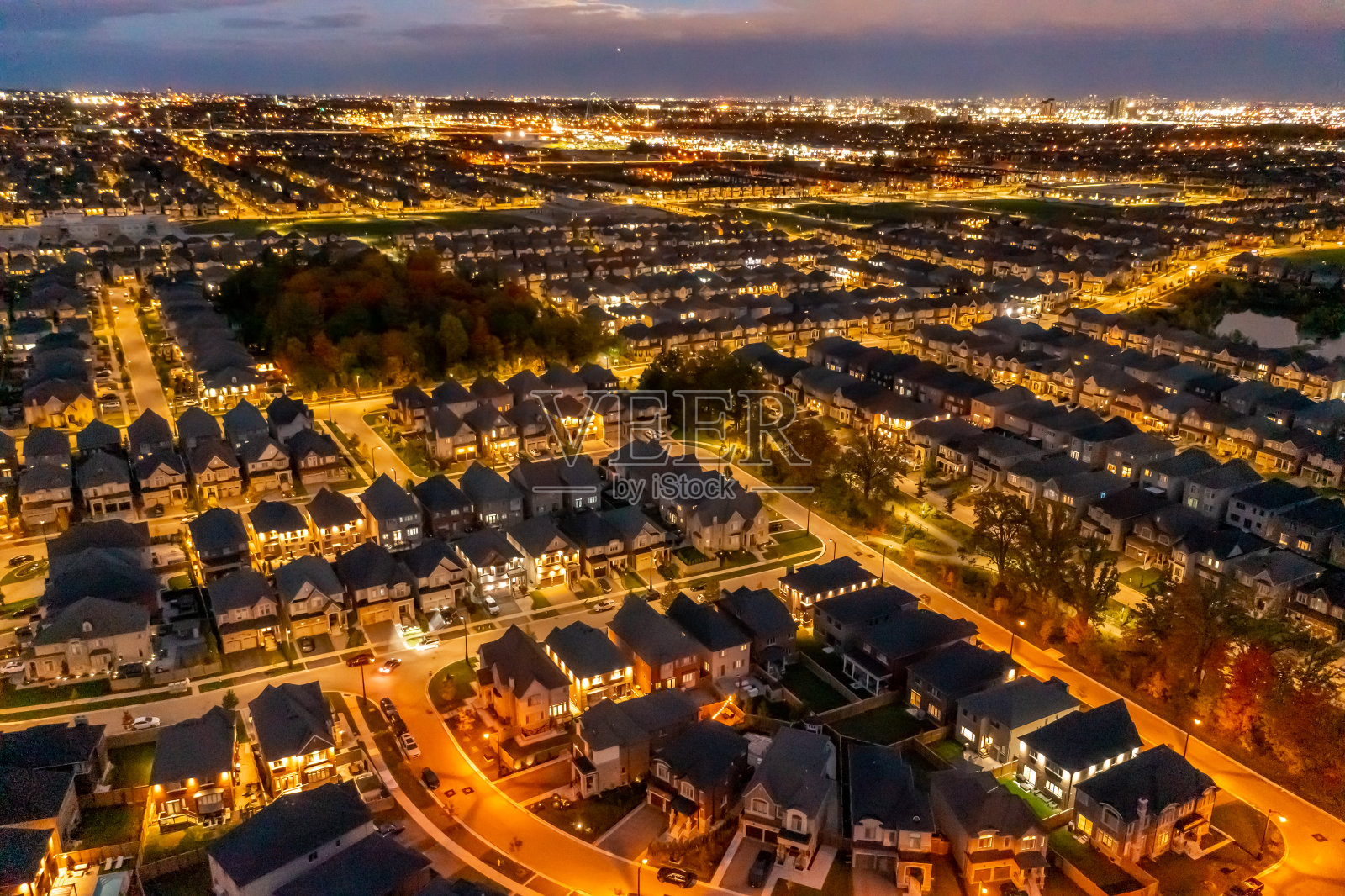 多色树叶在戛纳社区公园和麦肯齐博士秋天，伍德布里奇，加拿大照片摄影图片