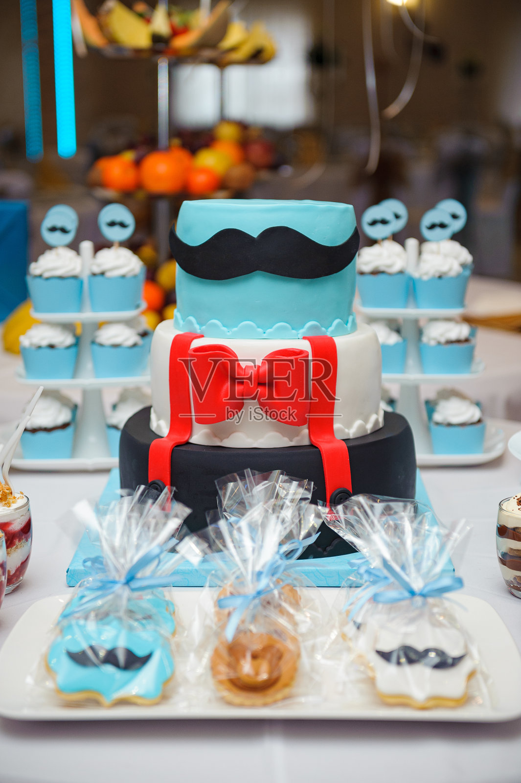 为生日聚会选择焦点拍摄一个美味的蛋糕和饼干照片摄影图片