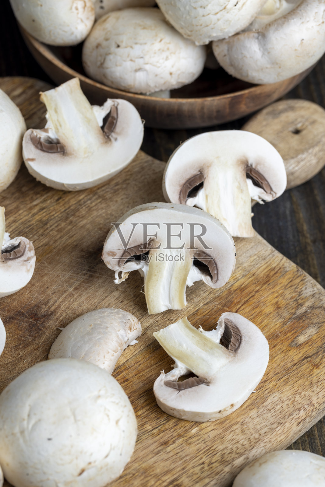 正在做一盘切成片的蘑菇照片摄影图片