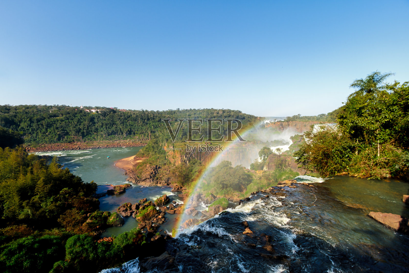 在阿根廷伊瓜苏瀑布，一条河流在跌落瀑布之前照片摄影图片