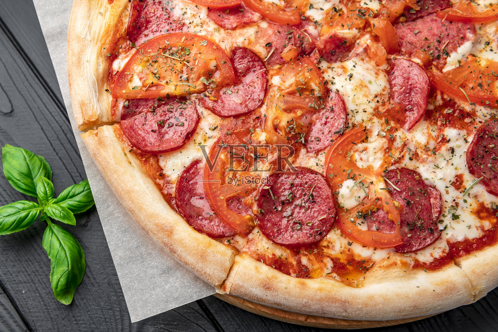 美味的披萨和烹饪材料西红柿罗勒照片摄影图片