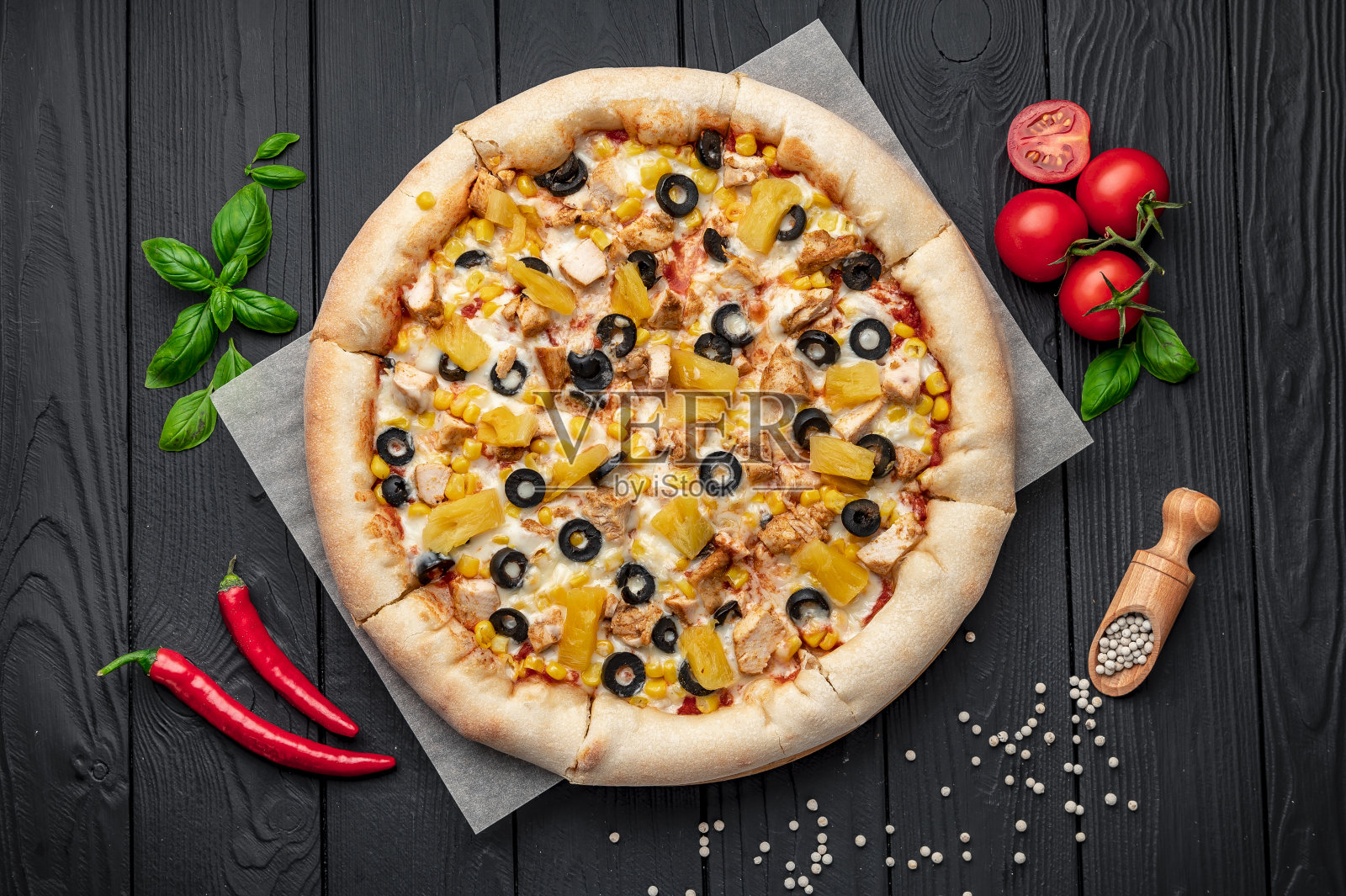 美味的披萨配鸡肉、菠萝、玉米和橄榄照片摄影图片