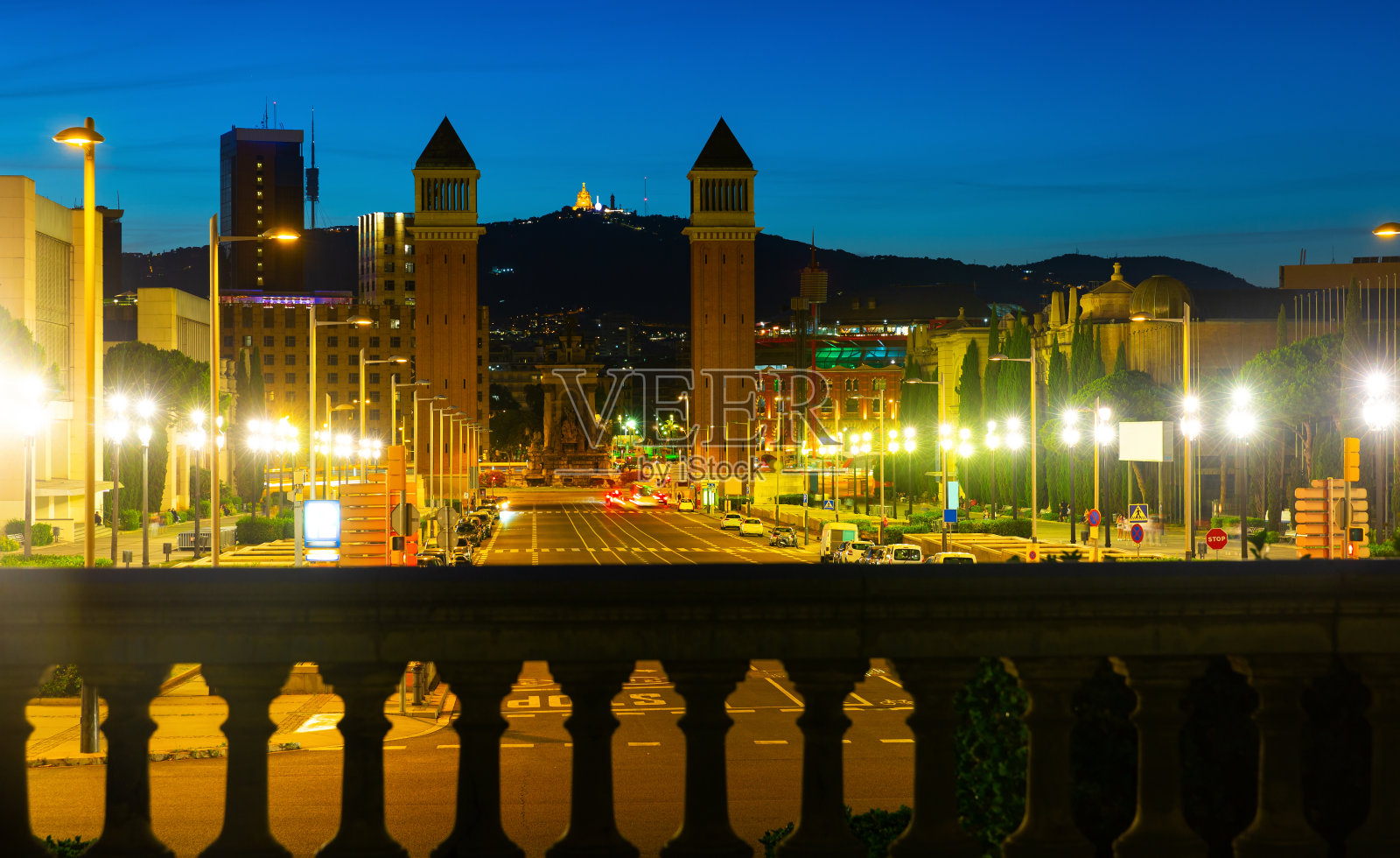 傍晚的西班牙广场的城市景观照片摄影图片