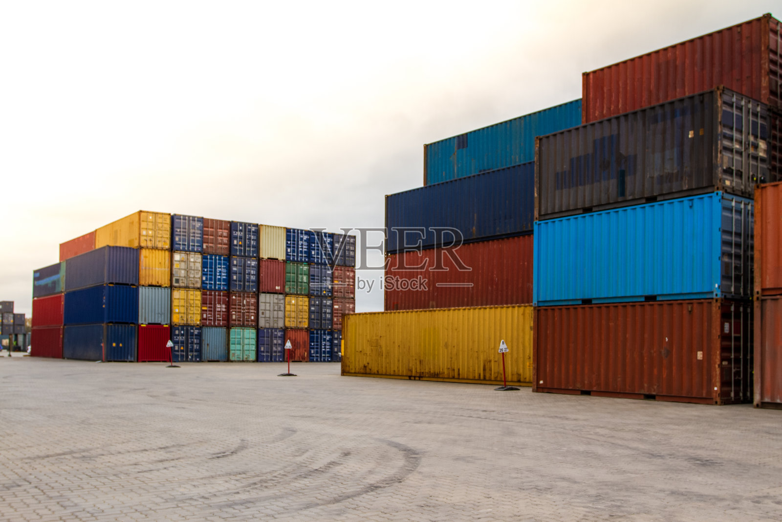 货物集装箱。货物集装箱堆场。码头上的一堆货运集装箱。工业的院子。进出口物流概念。照片摄影图片