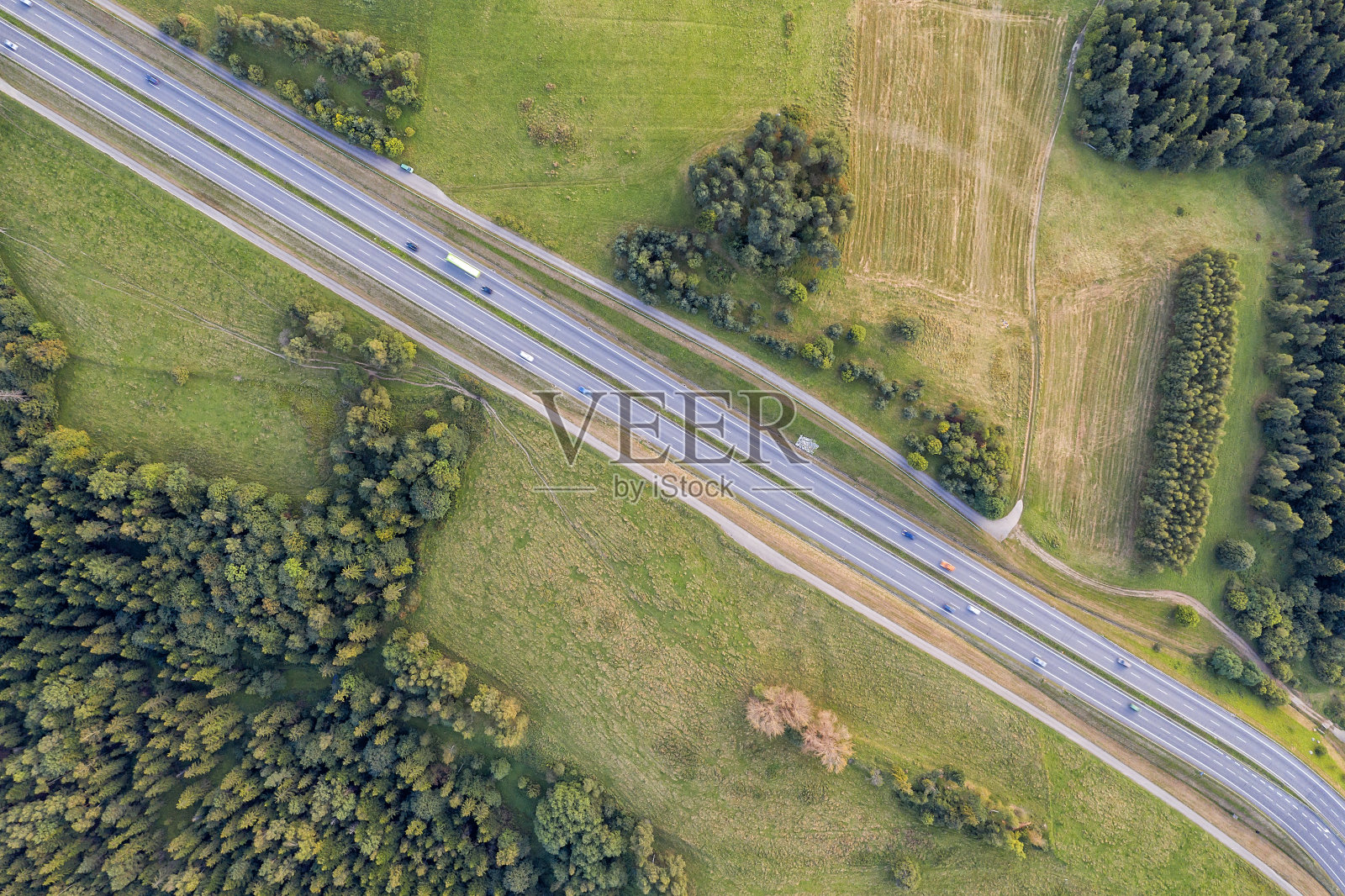 乡村地区有汽车的高速公路，鸟瞰图照片摄影图片