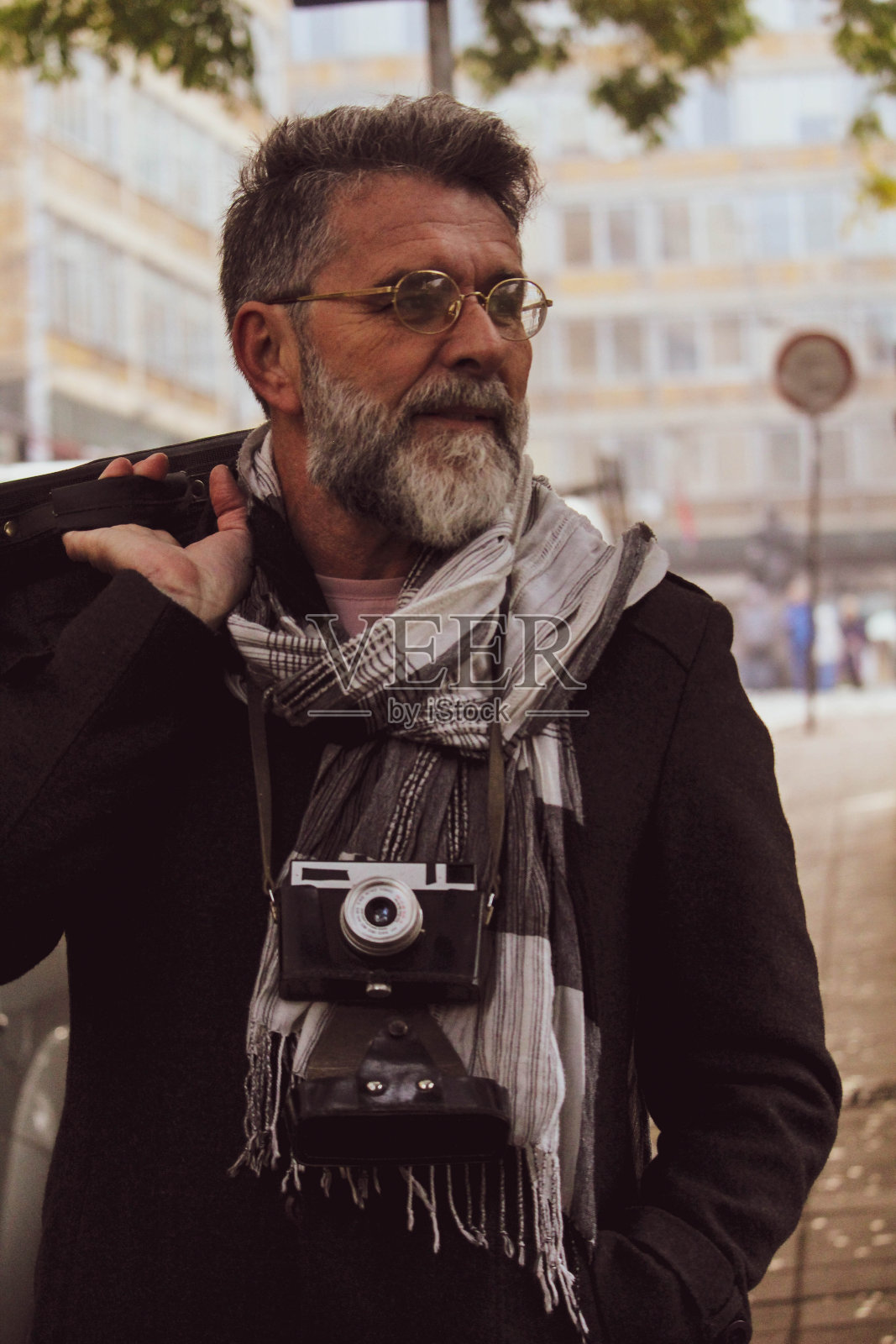 复古老男人在街上拍照照片摄影图片