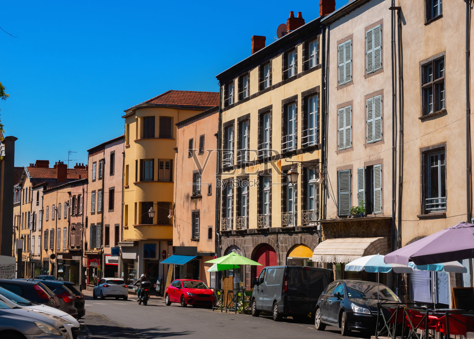 法国里奥姆有老房子的街道照片摄影图片