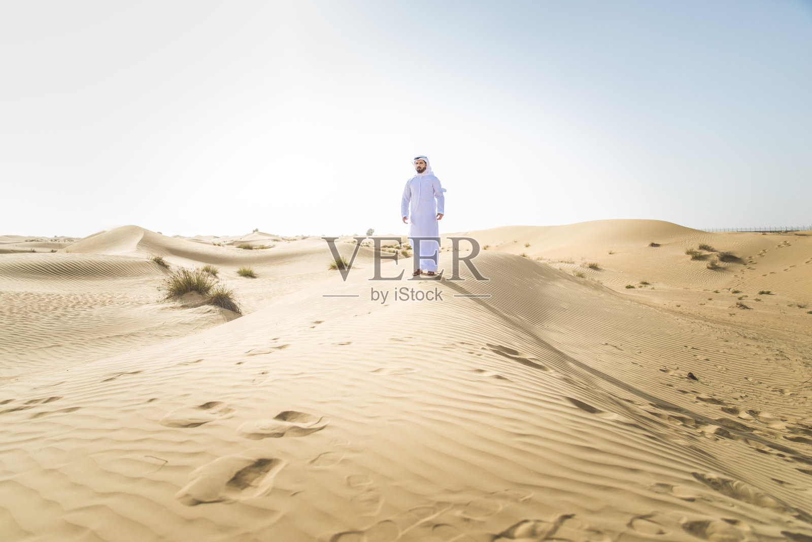 沙漠中的阿拉伯男人照片摄影图片