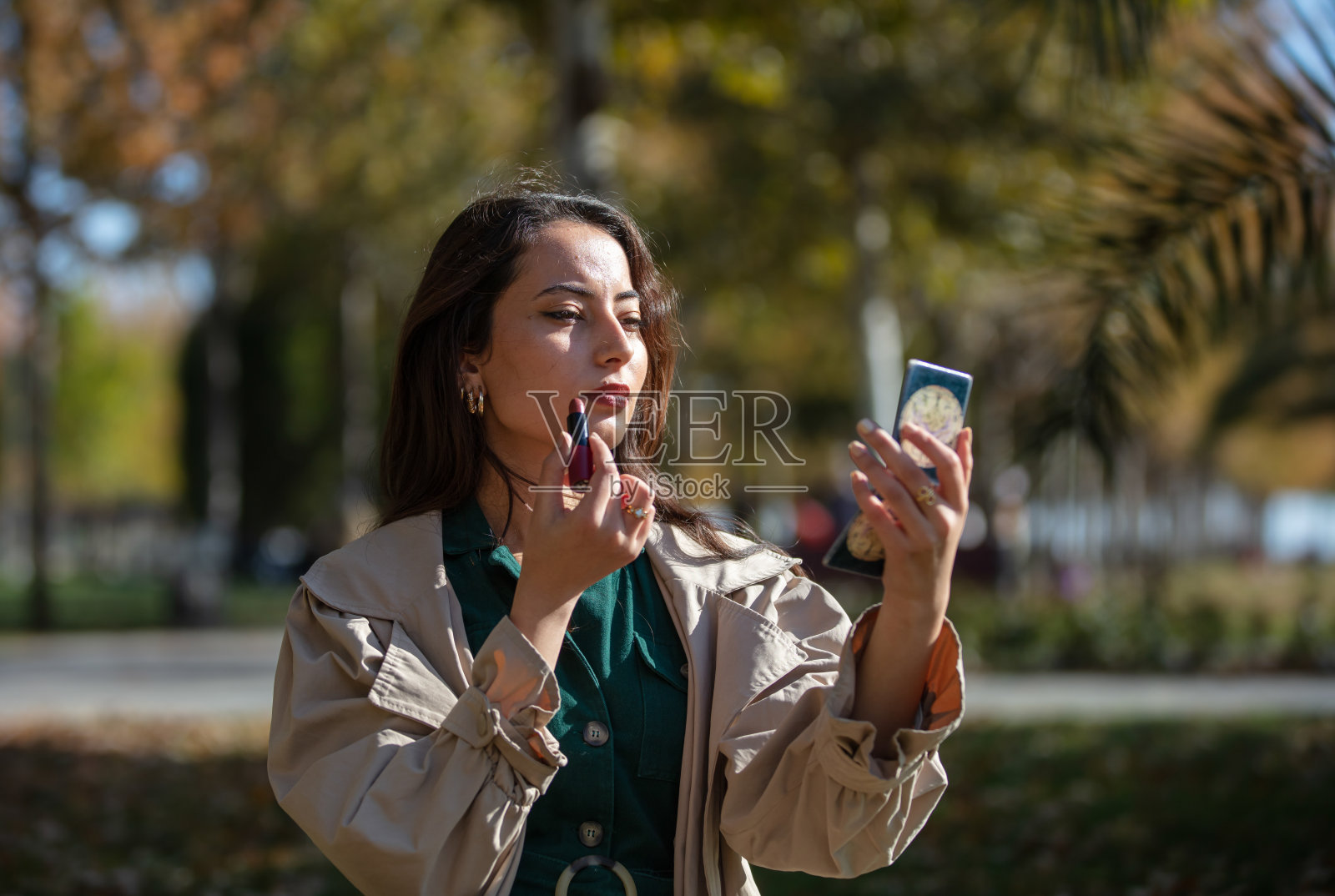 棕发女商人正在化妆照片摄影图片