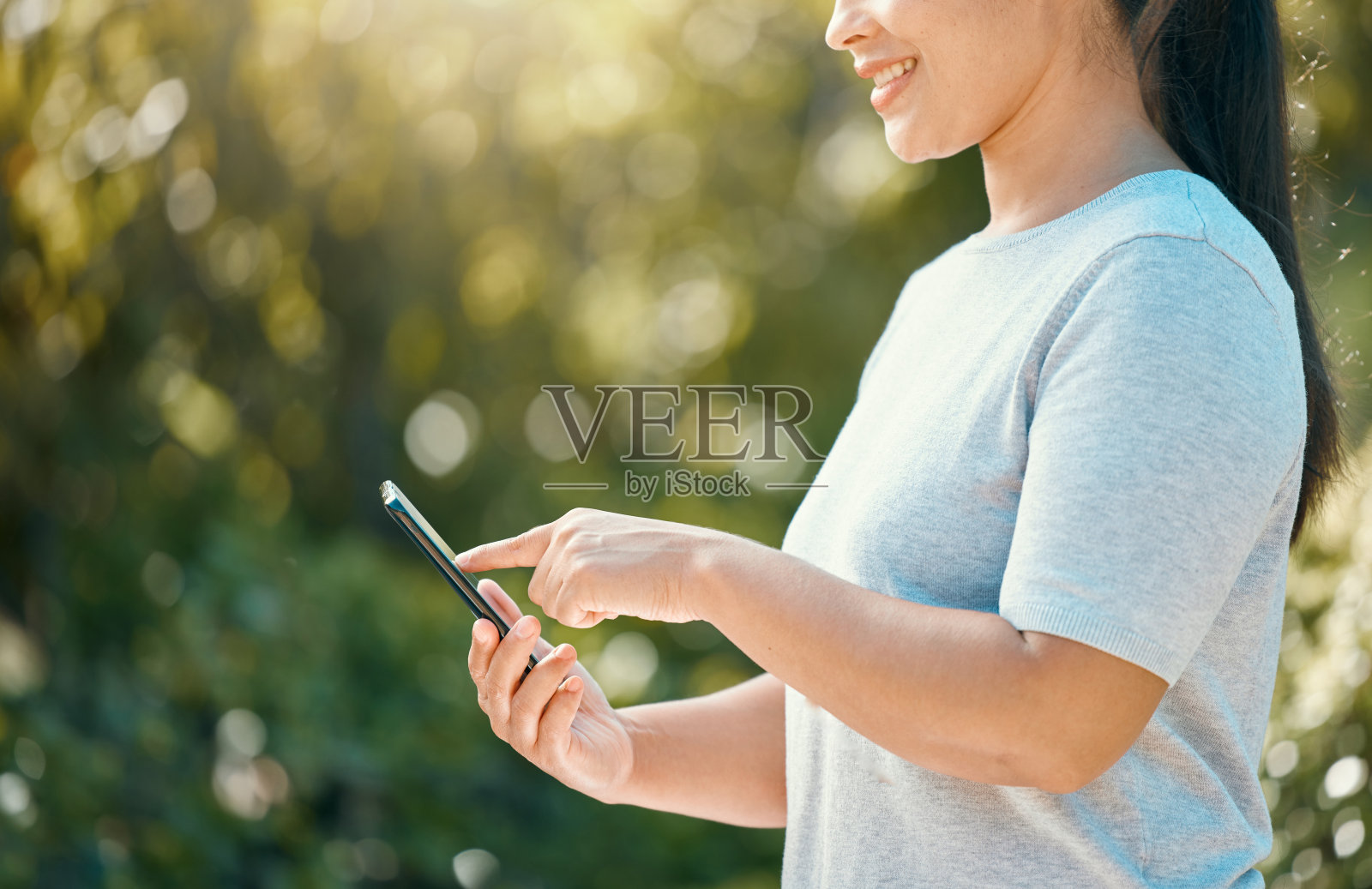 女性，手机和自然公园同时触屏为移动应用程序，通信为可持续发展和环境管理工具。女手与5g网络和技术连接在外照片摄影图片