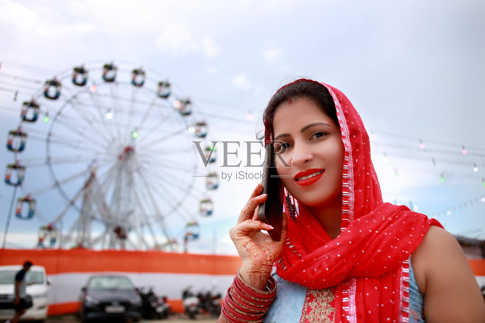 年轻的印度妇女在打电话照片摄影图片