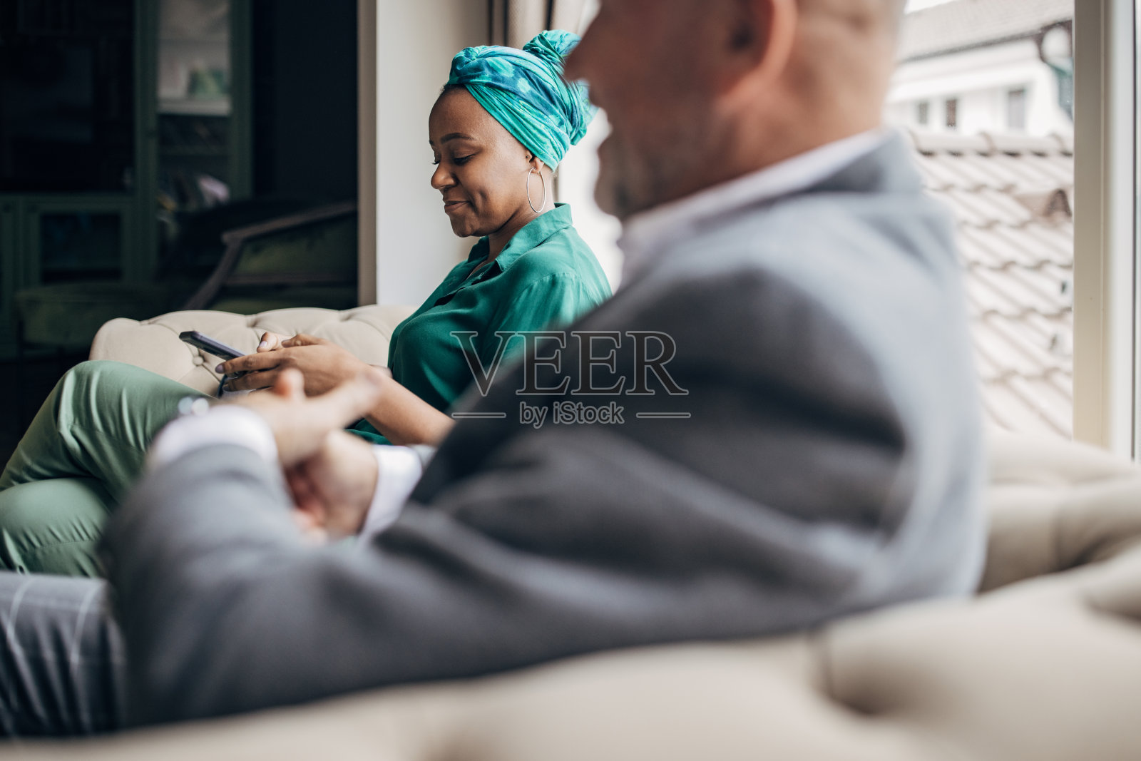 正在喝咖啡休息的商务人士照片摄影图片