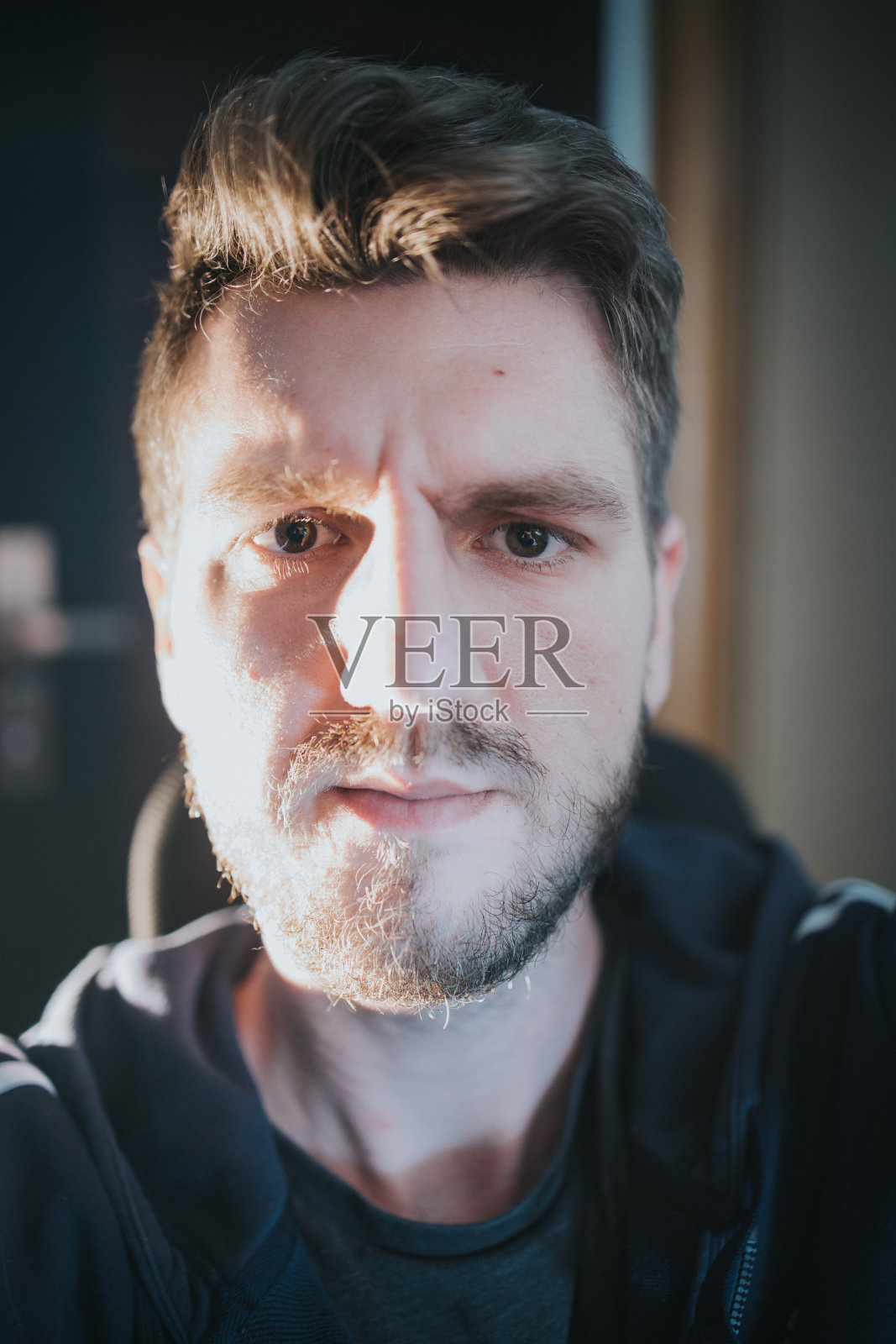 一个年轻的波斯尼亚男子的垂直肖像，神色紧张照片摄影图片