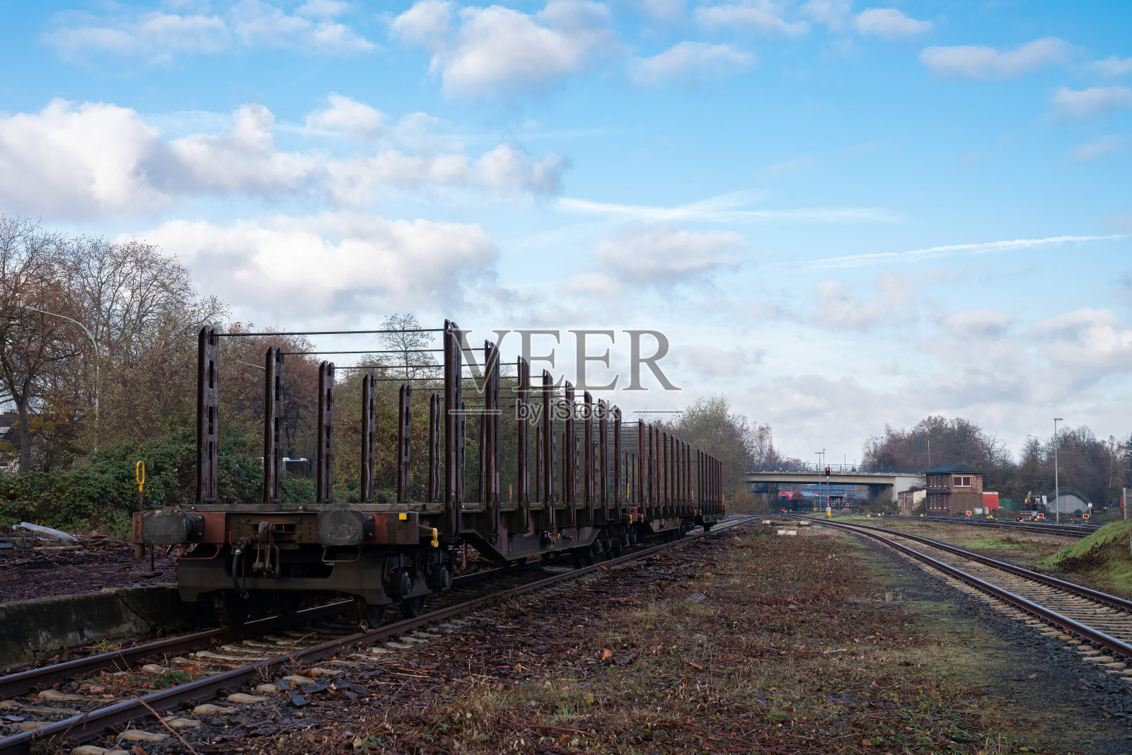 铁轨上的空货车。照片摄影图片