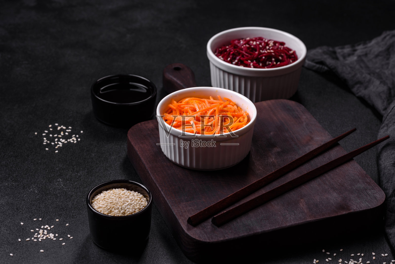 美味的辛辣的韩国胡萝卜与香料和香草照片摄影图片