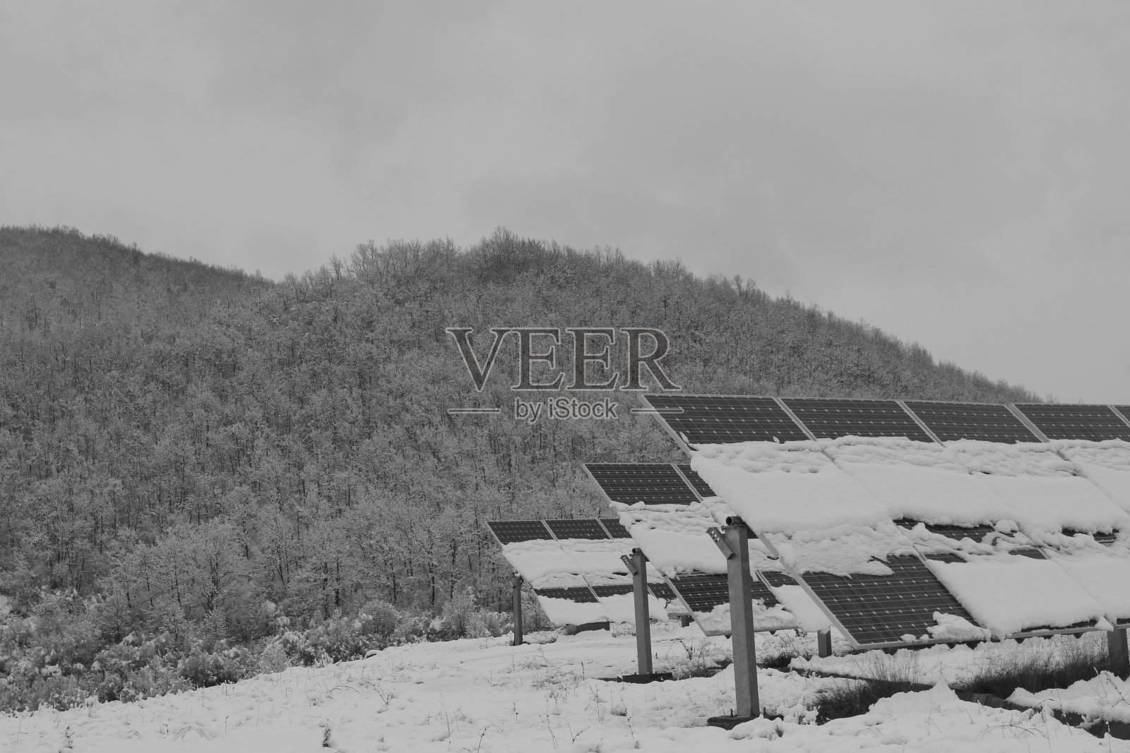 光伏电站、面板在冬季和这个季节的生产力问题照片摄影图片