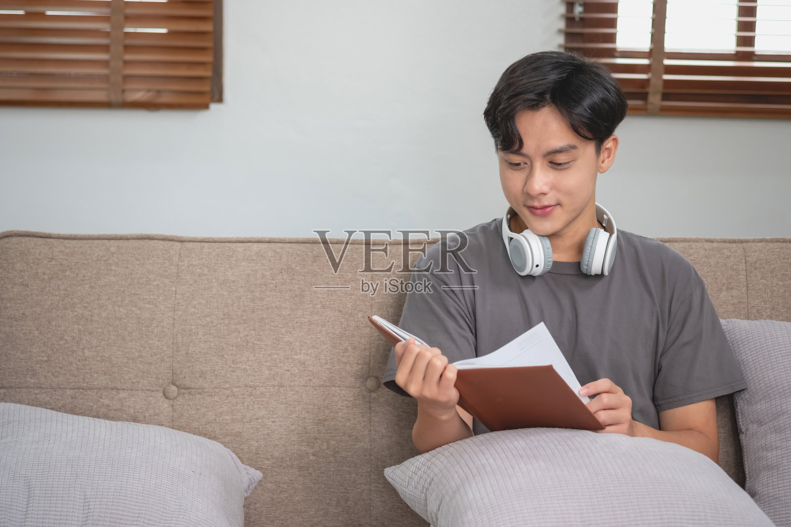 放松，减压，度假，玩得开心。男人在家里愉快地记录自己的过去。照片摄影图片