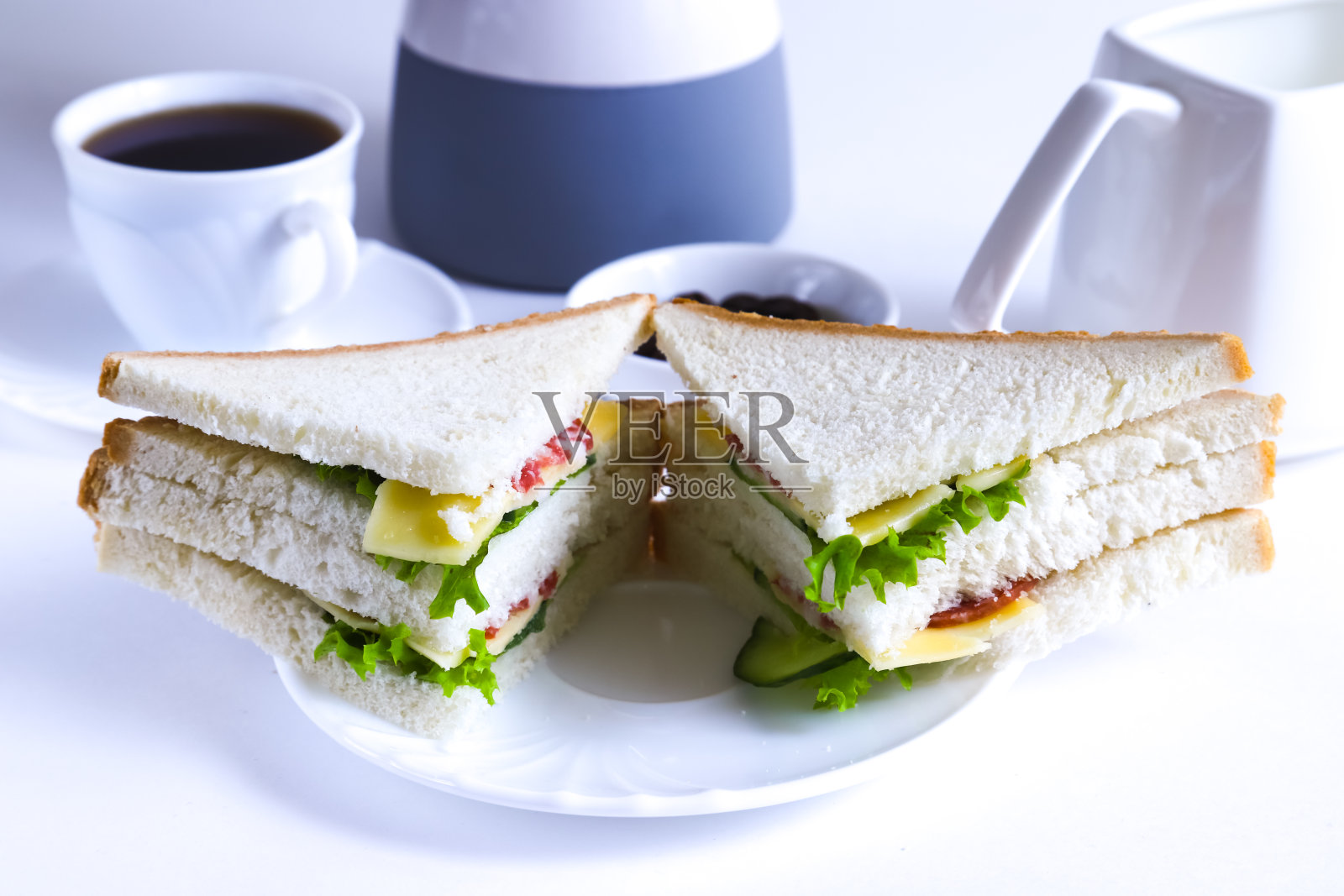 火腿和奶酪的三角形三明治。浅景深照片摄影图片