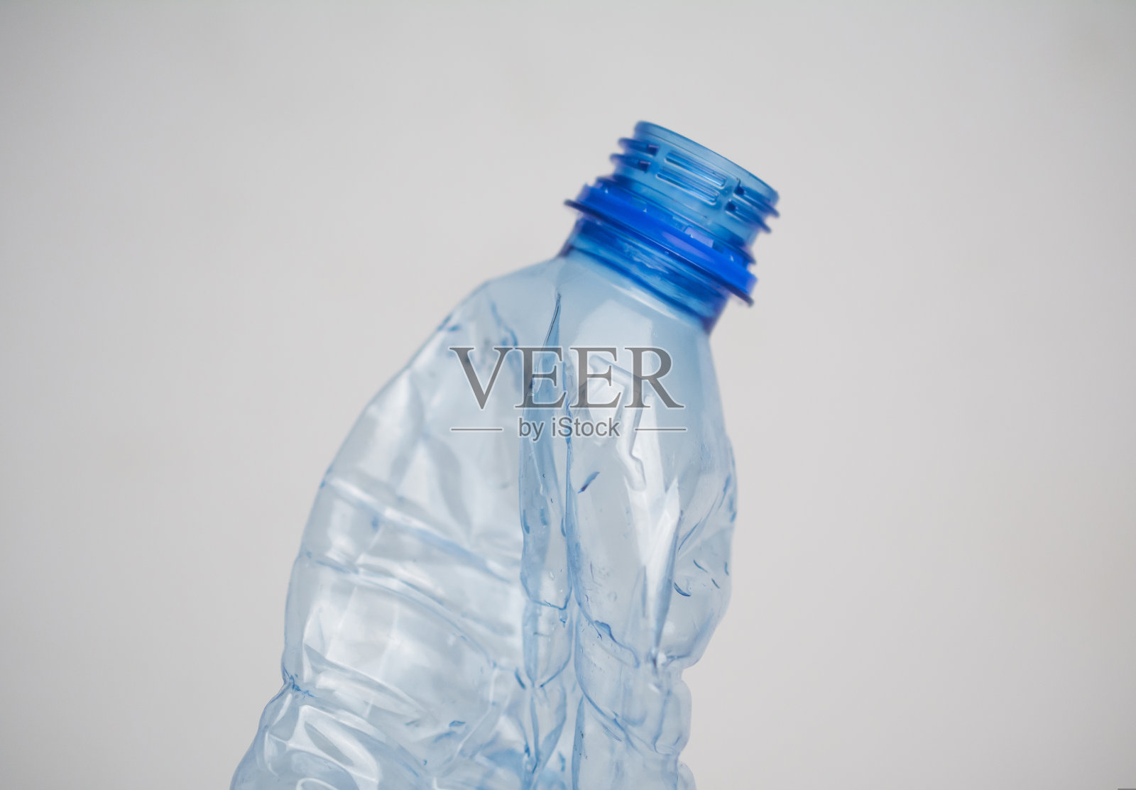 白色上皱巴巴的塑料瓶照片摄影图片