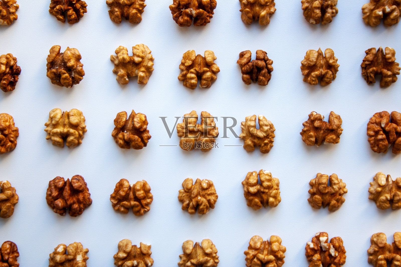 白色背景上的核桃肉图案照片摄影图片