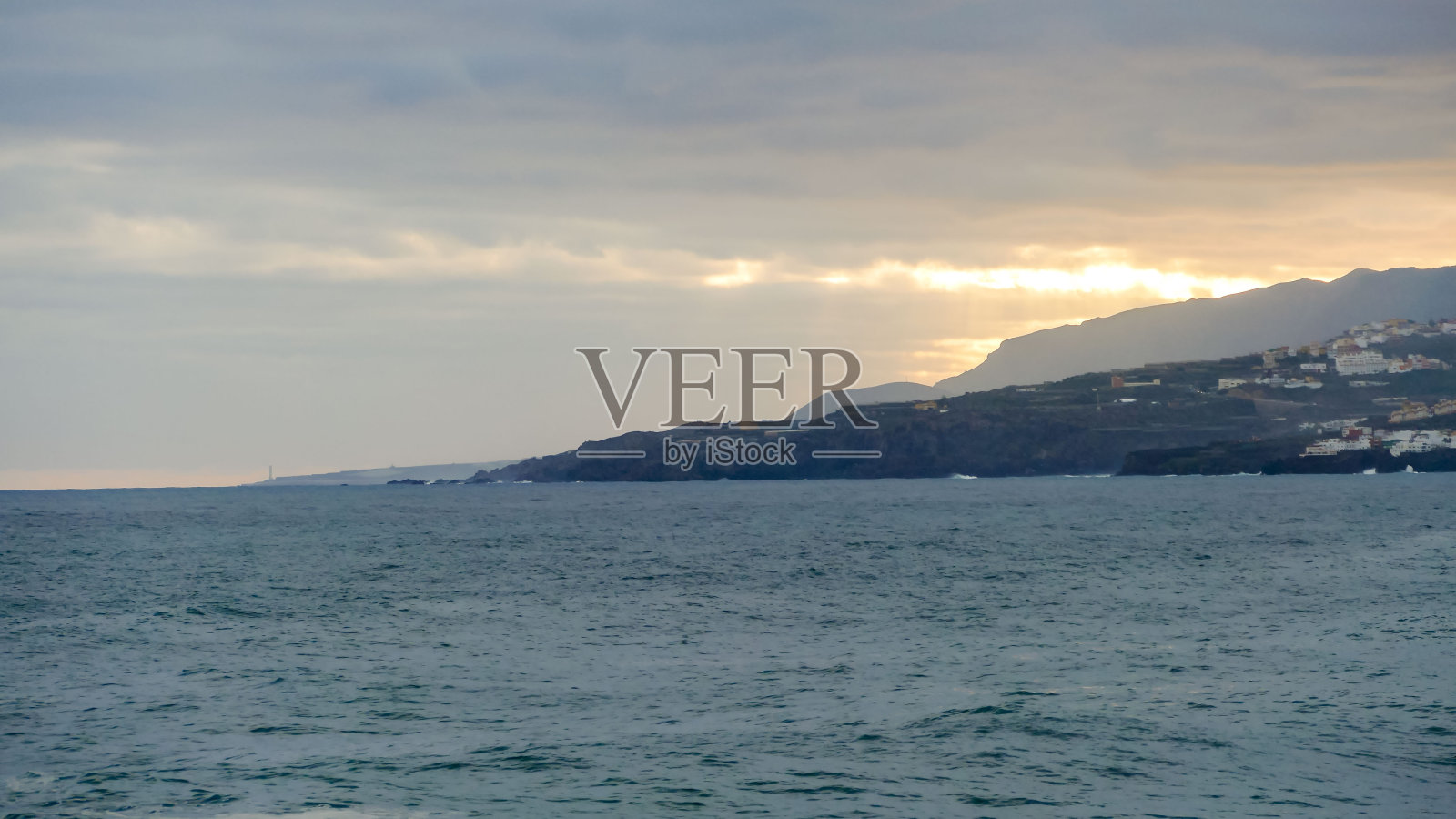 巨浪拍打着海岸照片摄影图片