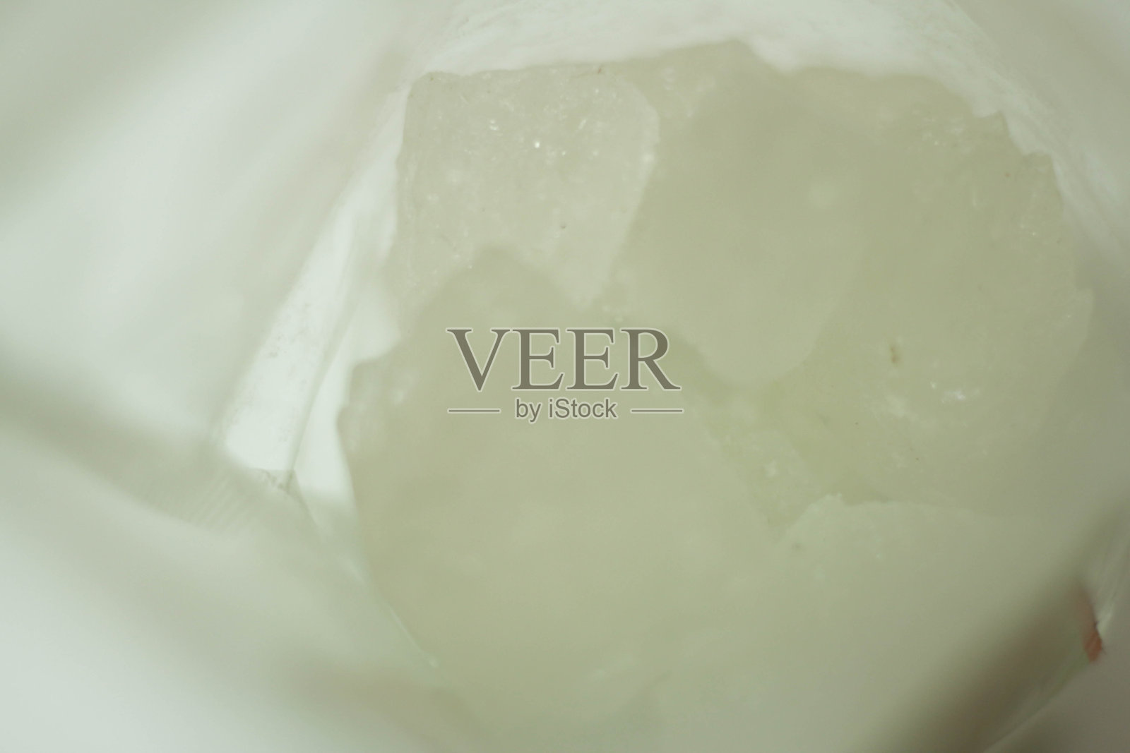 白色背景上的椰糖或白冰糖照片摄影图片