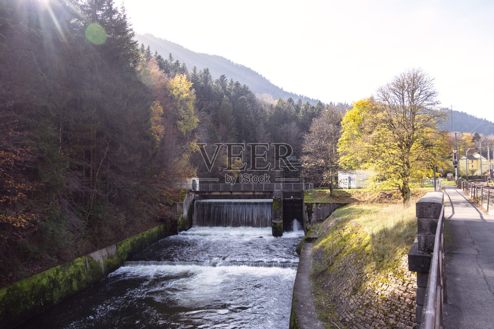 欧洲，瑞士，纳沙泰尔，诺伊拉格，阿雷泽峡谷的秋季风景。侏罗山脉河上的水闸。照片摄影图片