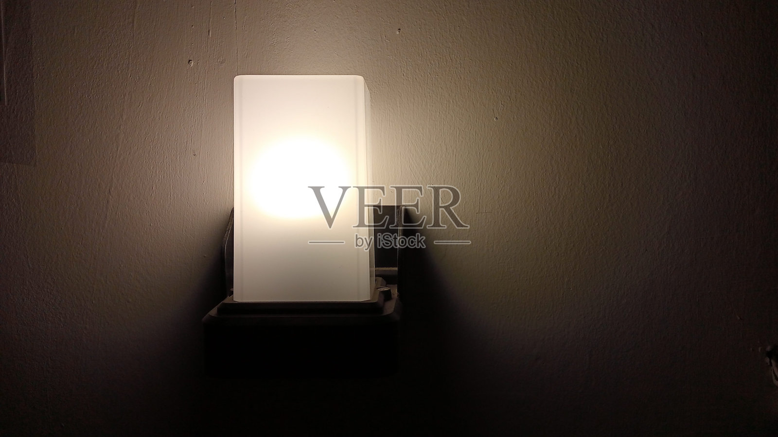 晚上墙上的灯看起来很美照片摄影图片