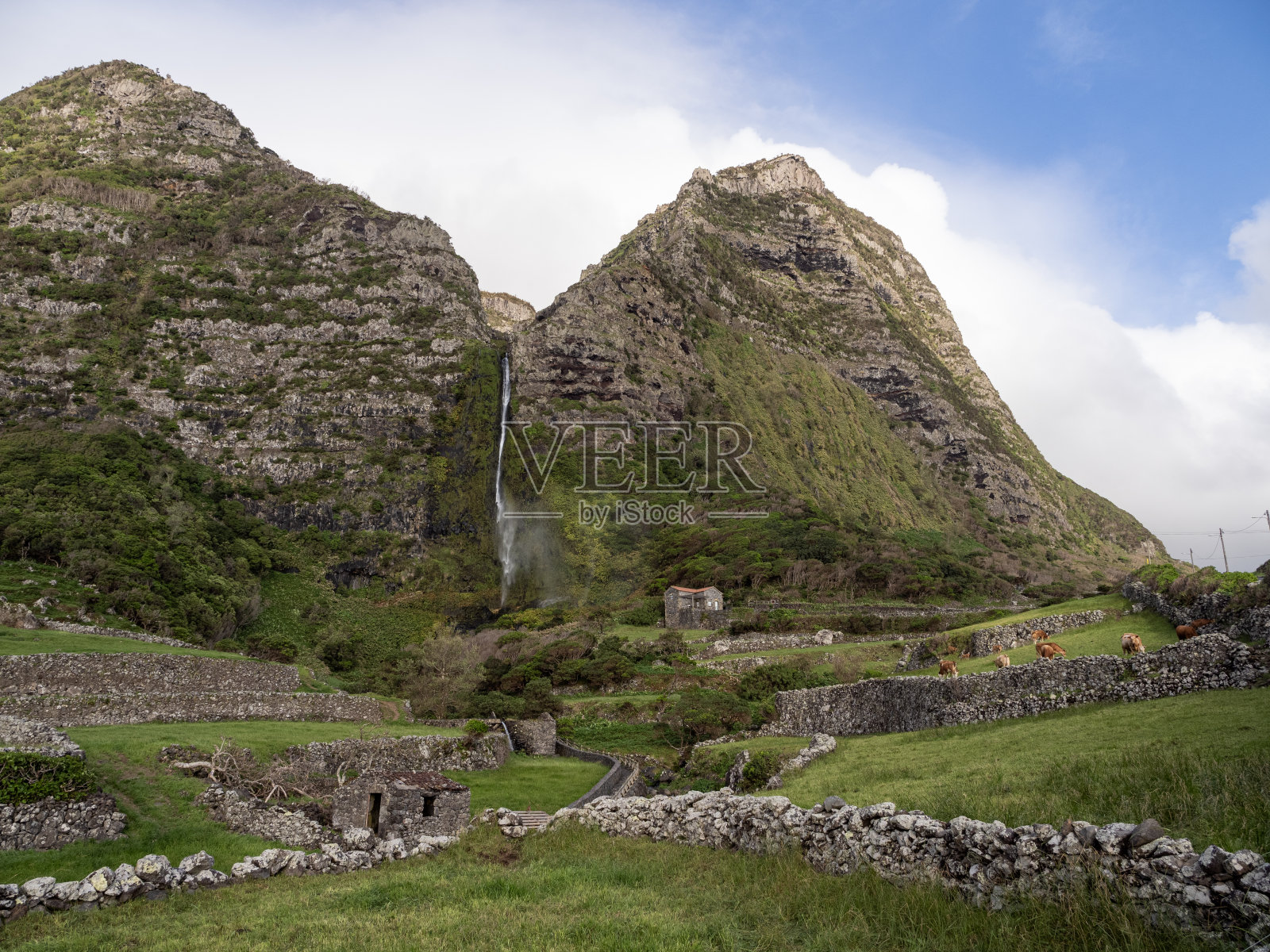 Poço do Bacalhau the spectacular waterfall.照片摄影图片