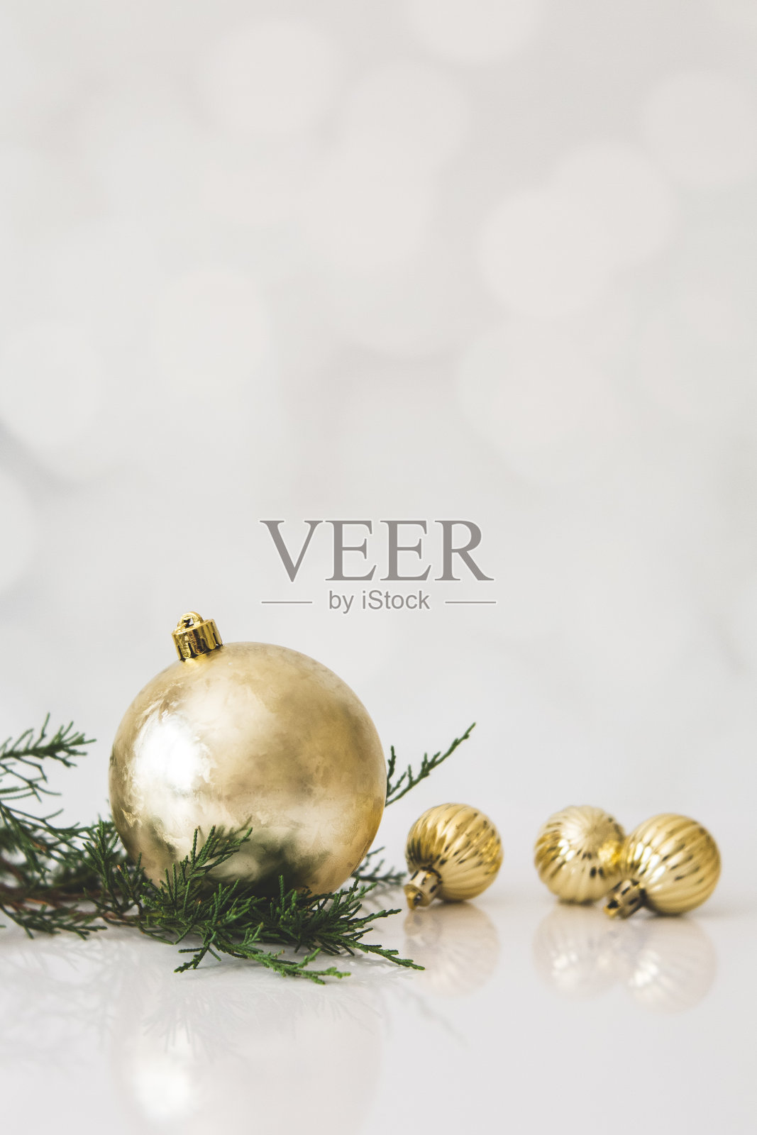 白色背景上的圆形金饰照片摄影图片