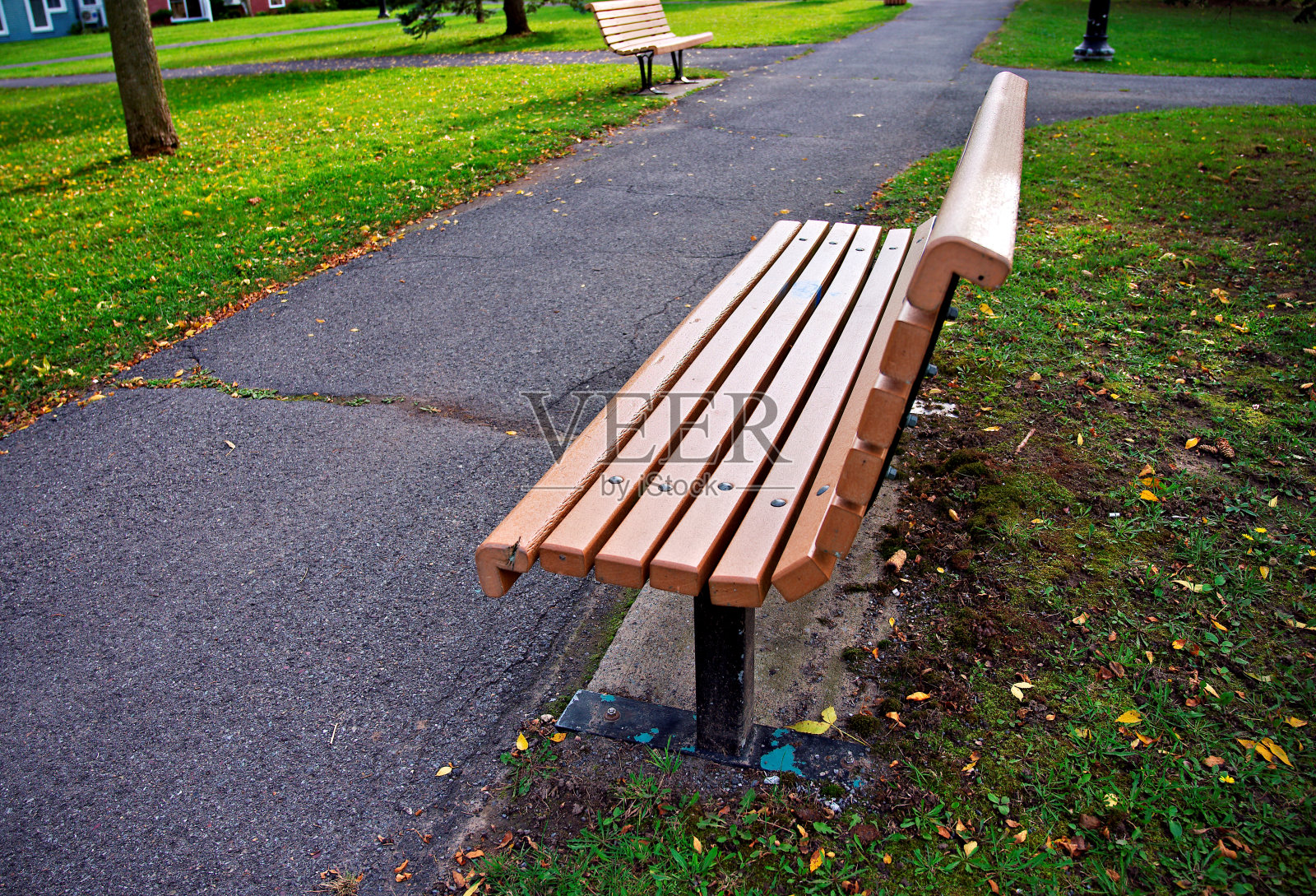 带行人径的长凳照片摄影图片