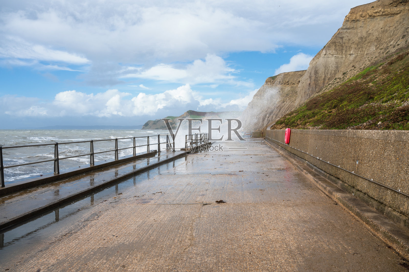 在多塞特郡布里奇波特附近的西湾海滩，巨浪和水花飞溅照片摄影图片