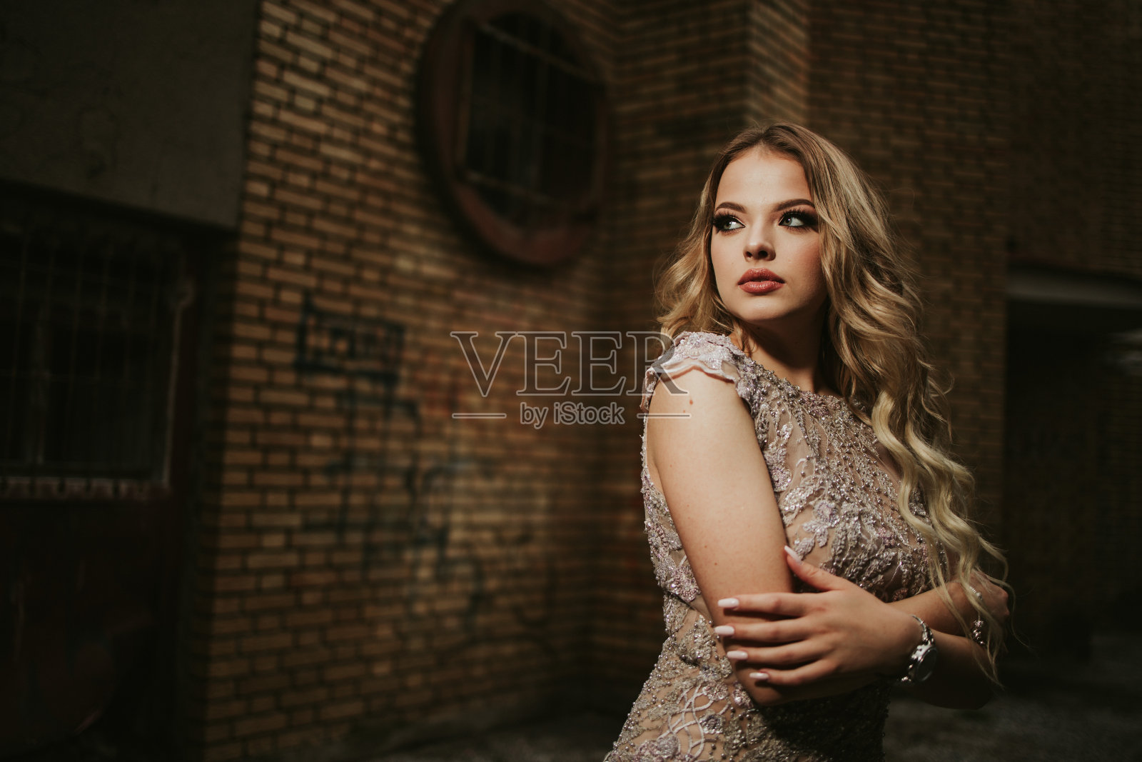 金发美女在户外摆姿势照片摄影图片