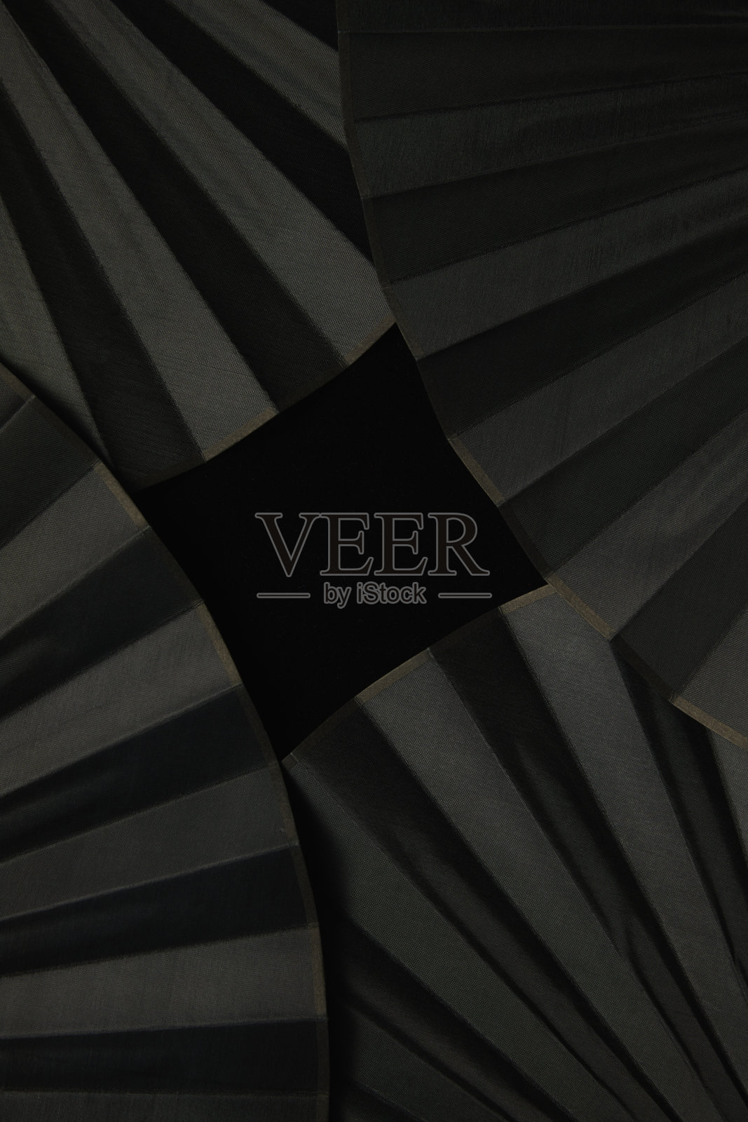 垂直拍摄的美丽的手持风扇在黑色的背景照片摄影图片