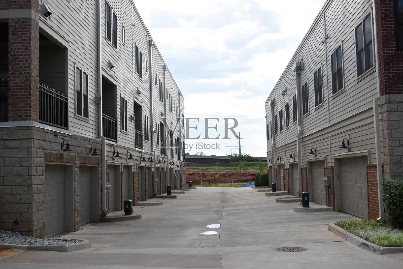 街上一个车库的特写照片摄影图片