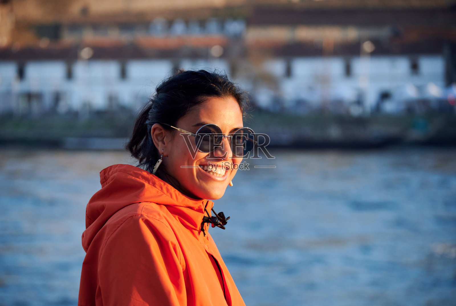 浅焦点的臀部女人鼻子穿刺有一个美好的一天在杜埃罗河在葡萄牙照片摄影图片