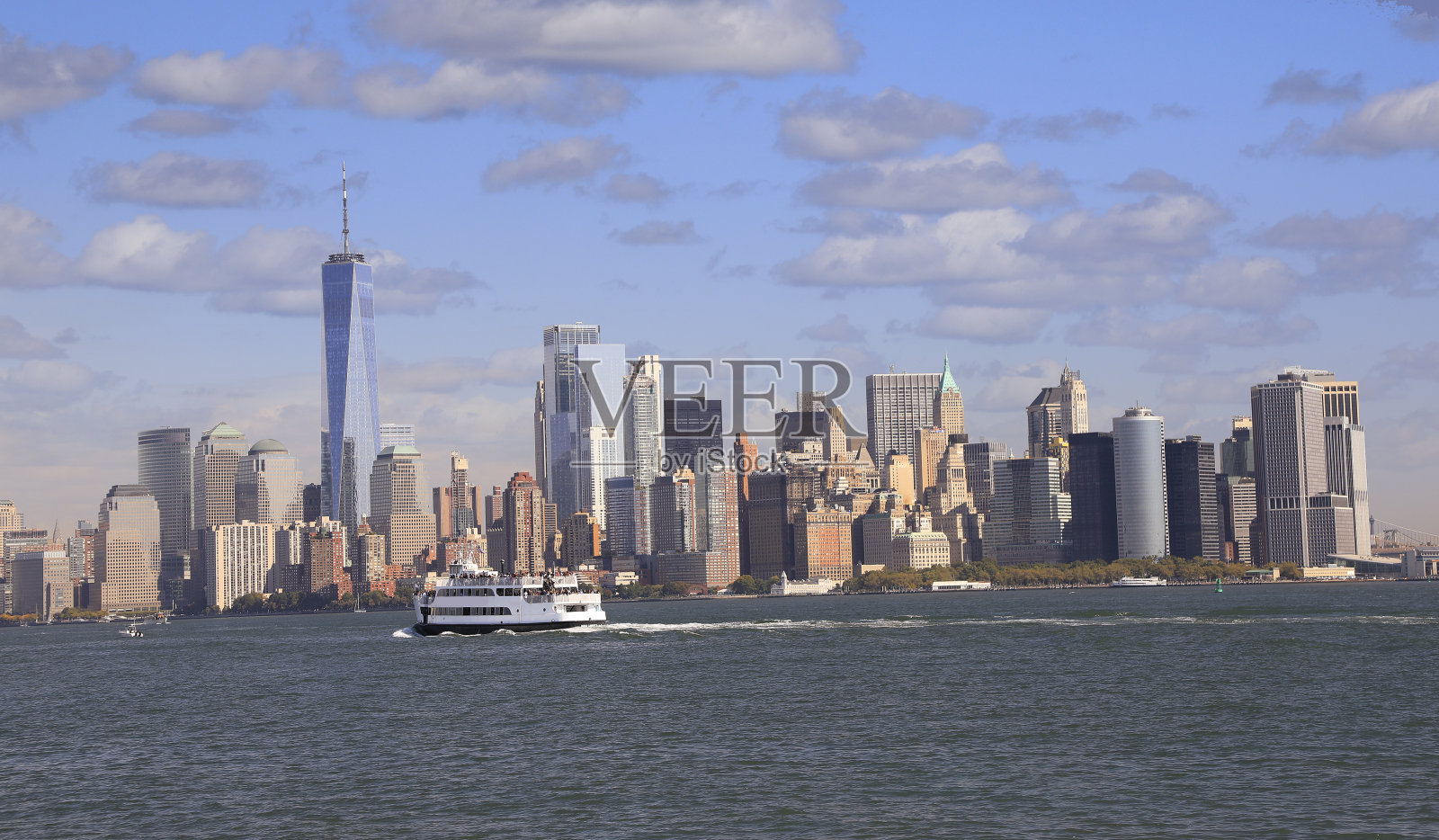 全景纽约市摩天大楼(曼哈顿下城)与客船在前景照片摄影图片
