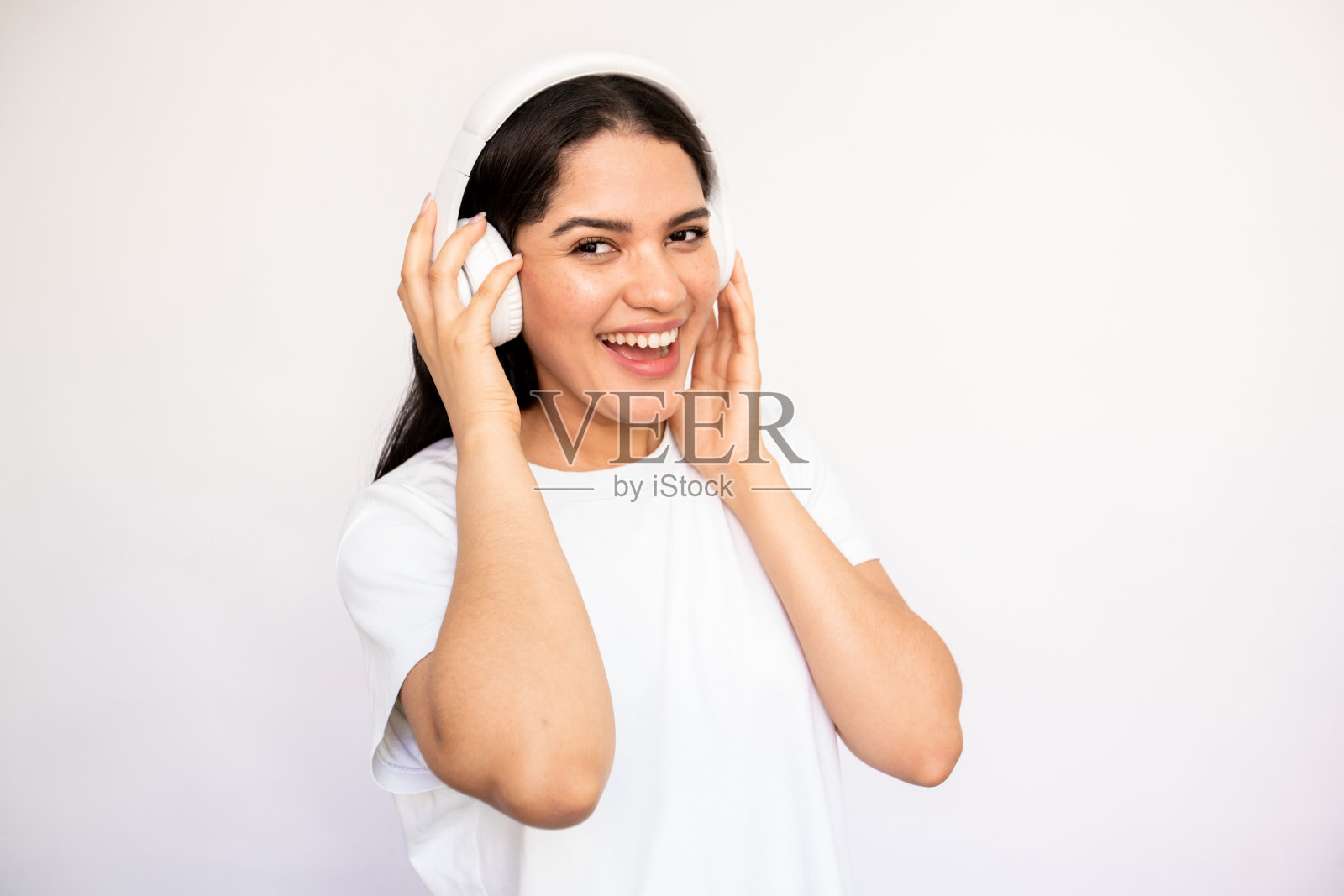 画像兴奋的年轻女子听音乐的耳机照片摄影图片